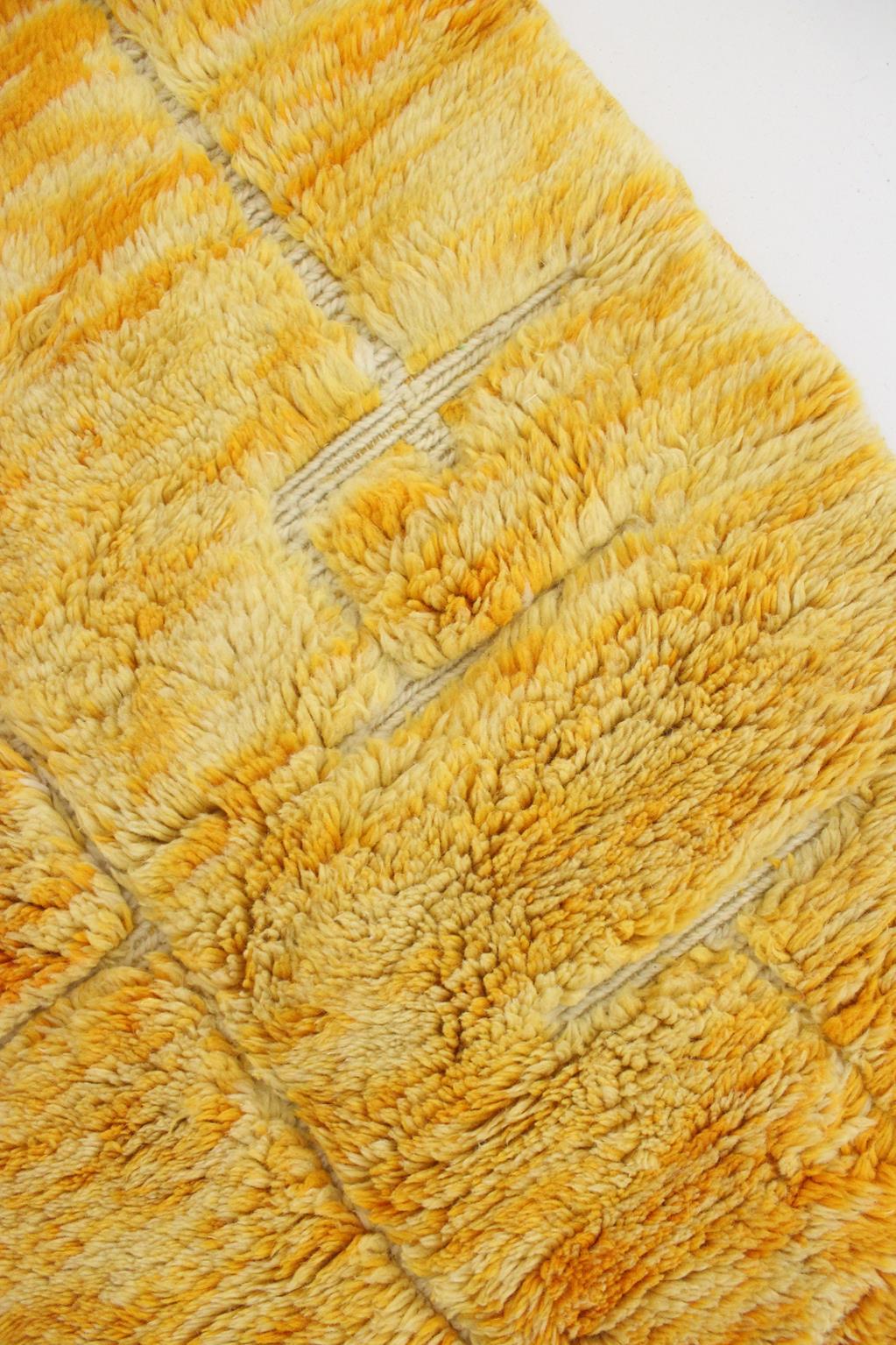 Moderner marokkanischer Wollteppich Mrirt - Gelb - 7.2x8.8feet / 220x270cm (Wolle) im Angebot