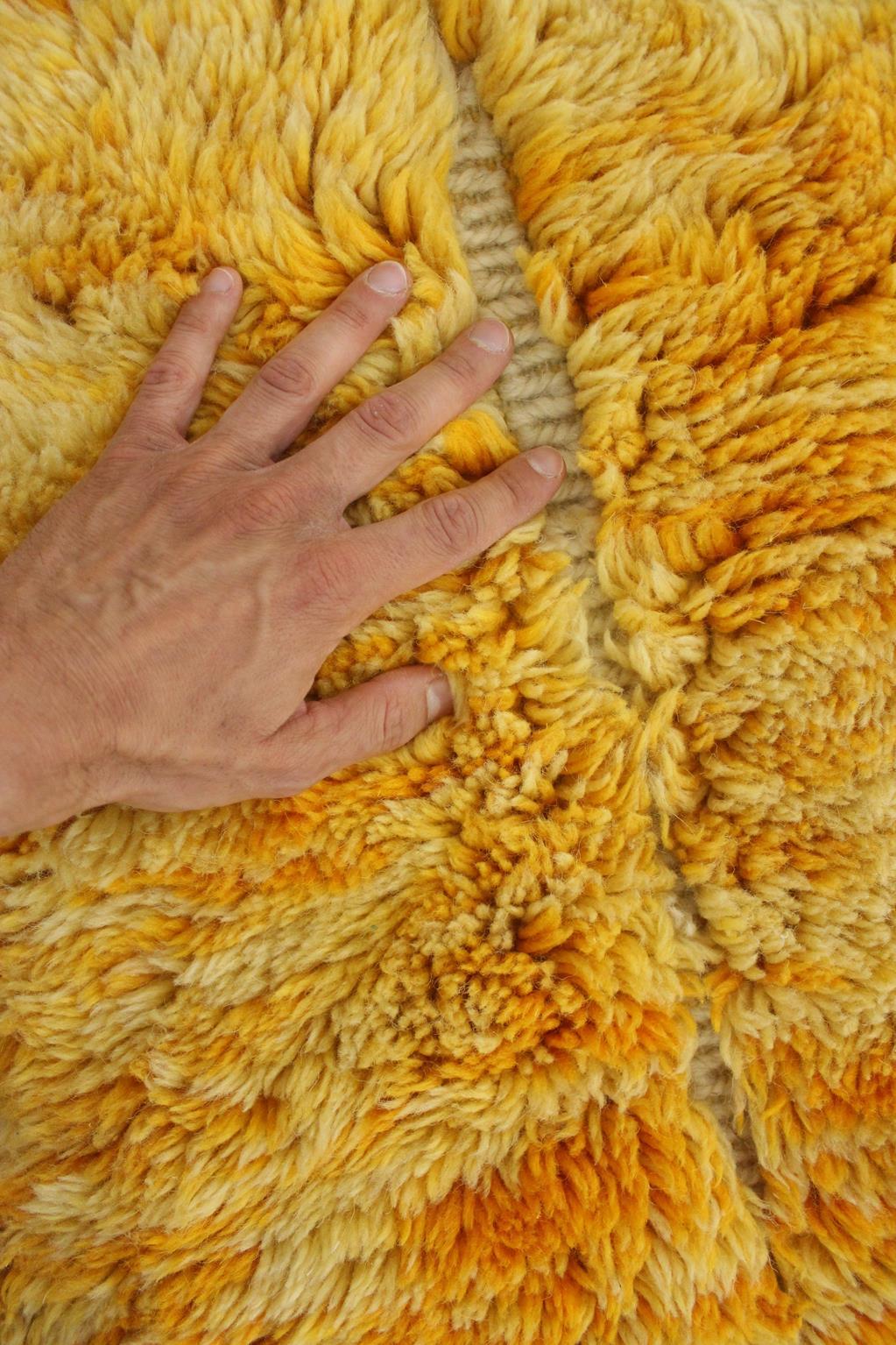 Moderner marokkanischer Wollteppich Mrirt - Gelb - 7.2x8.8feet / 220x270cm im Angebot 1