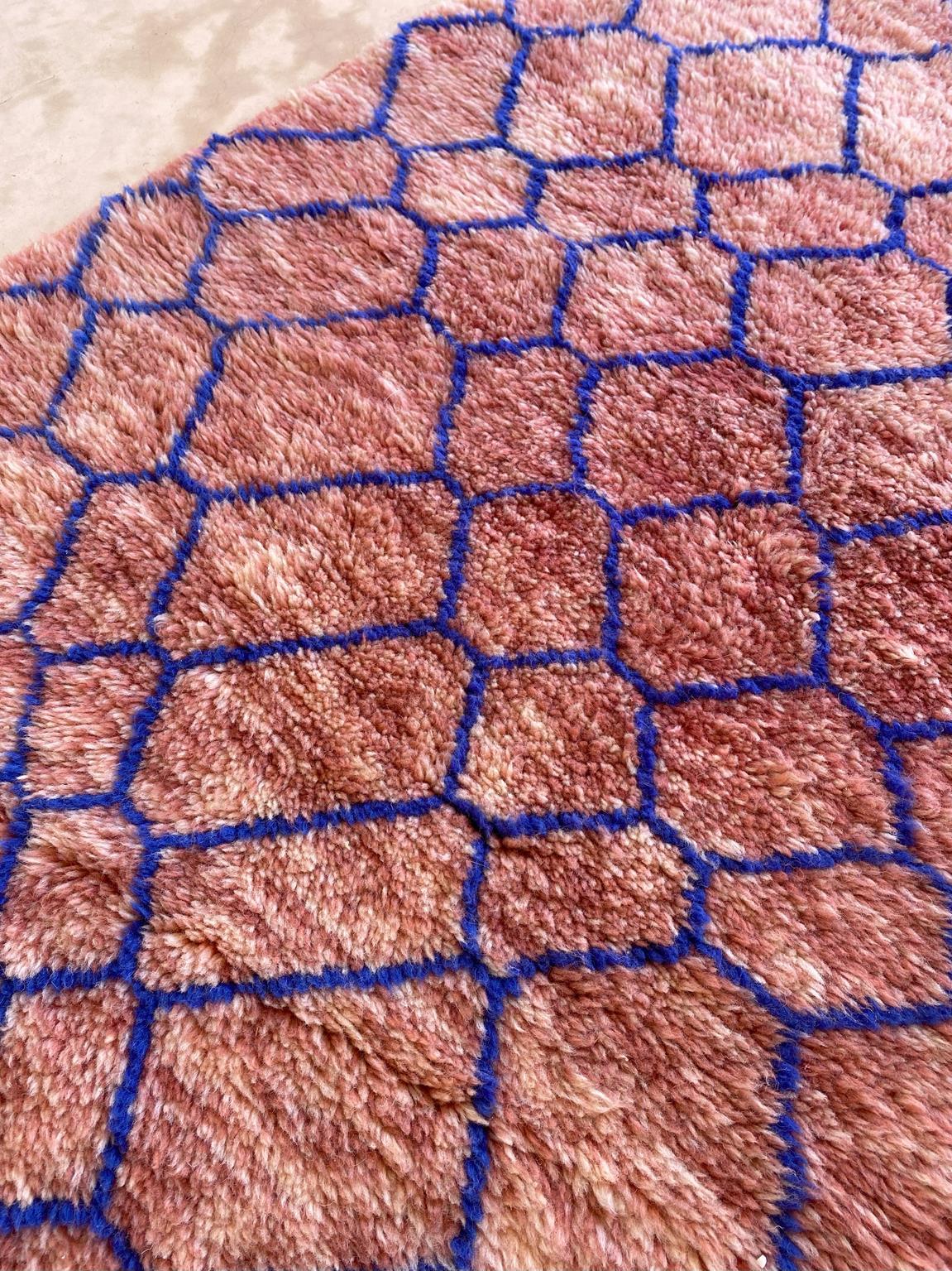 Modern Moroccan wool Mrirt runner rug - Pink/blue - 3.1x13.4feet / 95x408cm For Sale 4