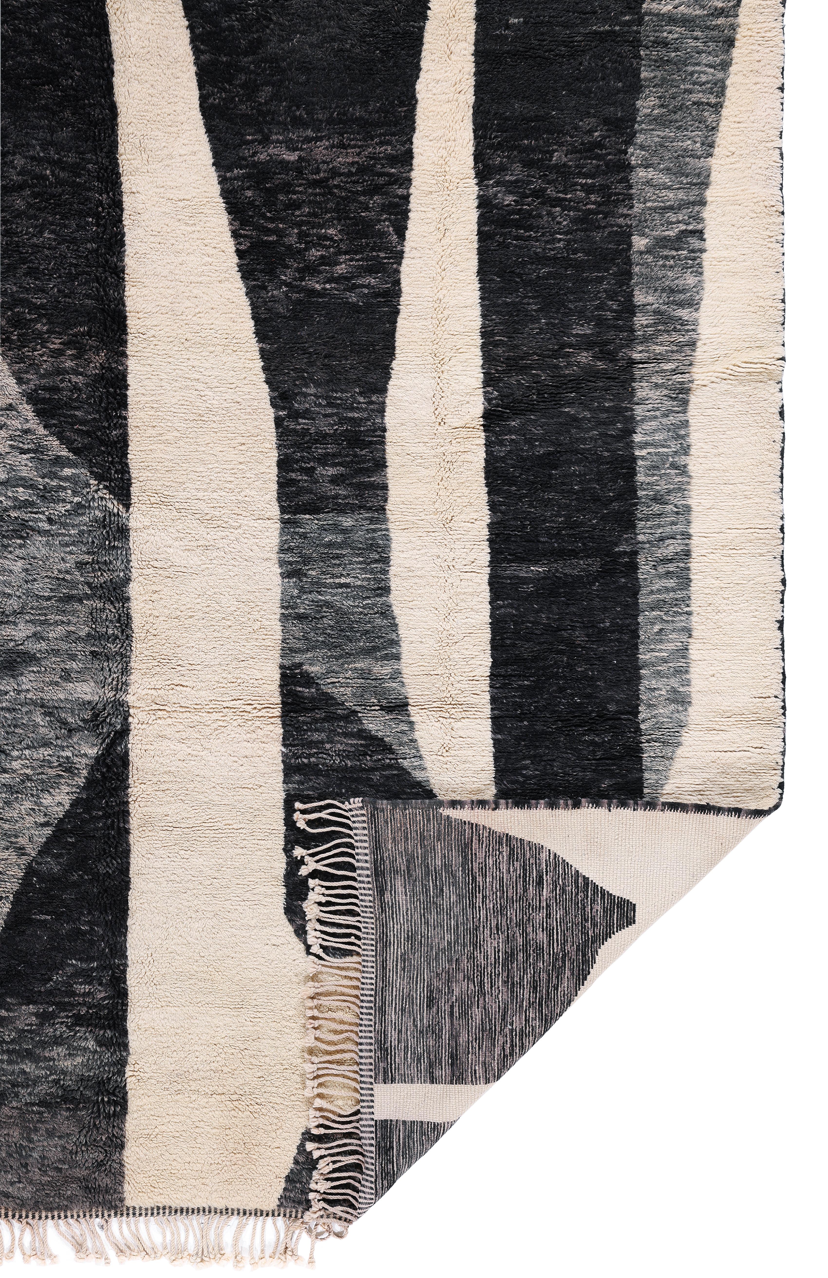 Alfombra marroquí moderna de lana en negro y marfil con diseño minimalista abstracto en venta 2