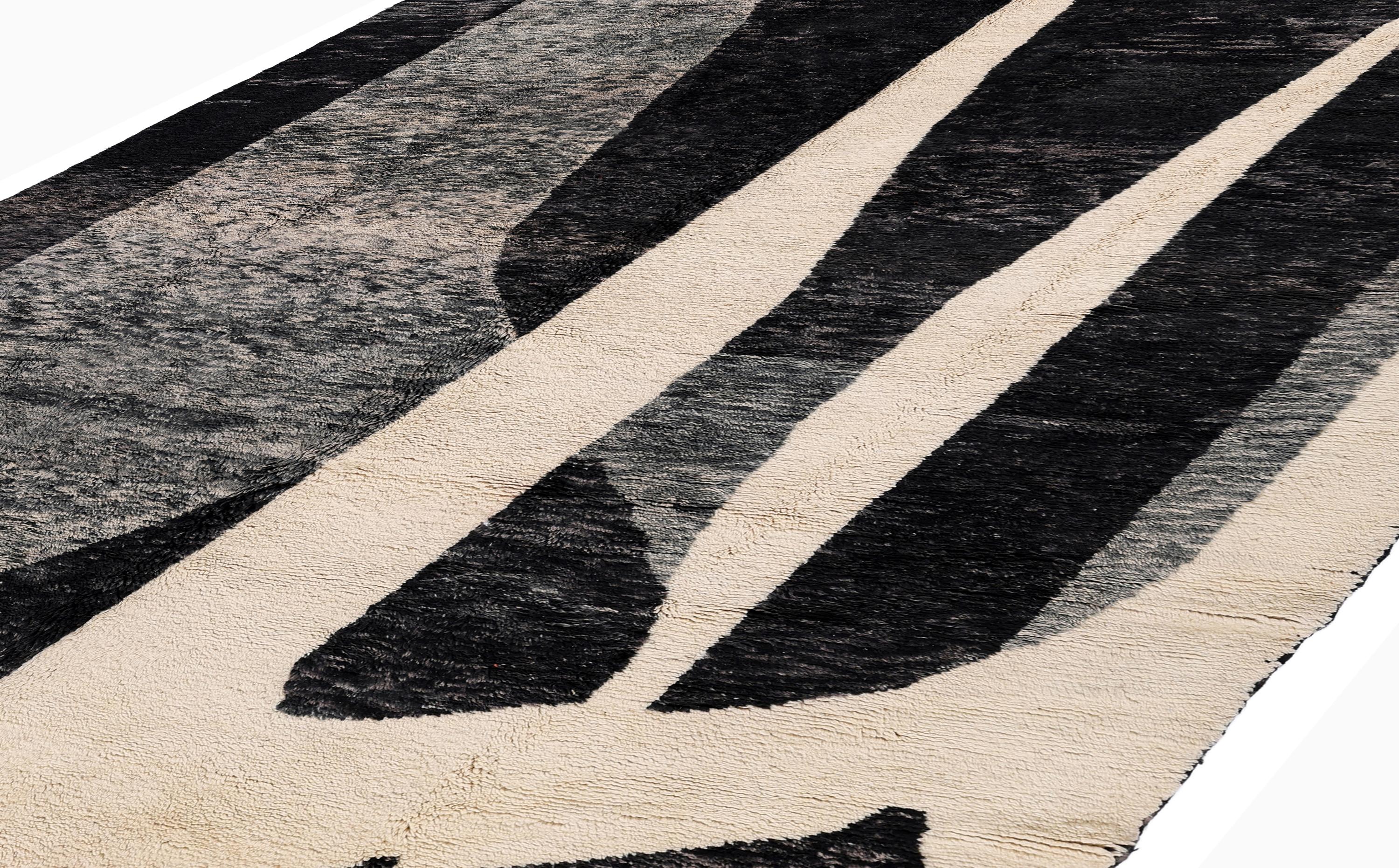 Alfombra marroquí moderna de lana en negro y marfil con diseño minimalista abstracto Bohemio en venta