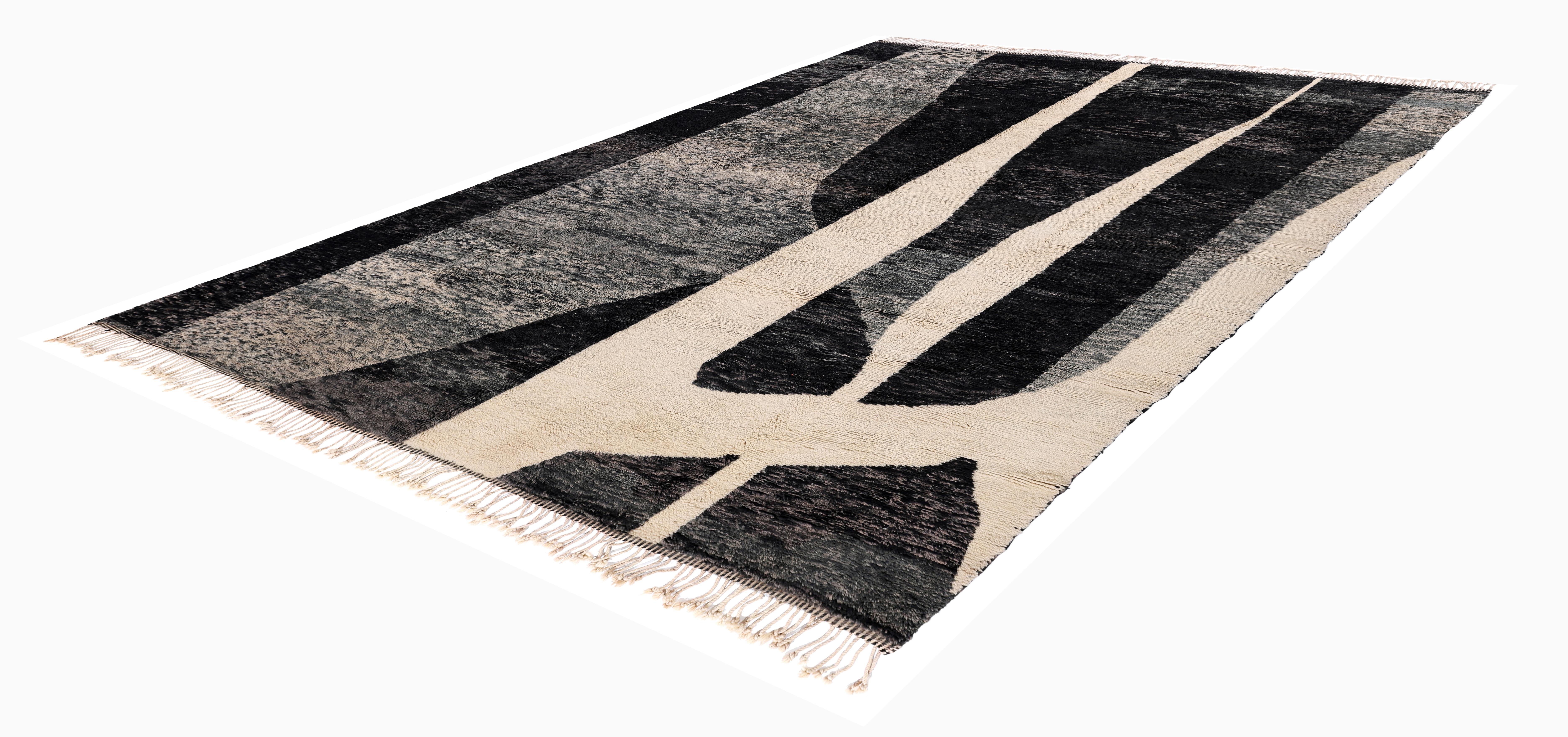 Alfombra marroquí moderna de lana en negro y marfil con diseño minimalista abstracto Marroquí en venta