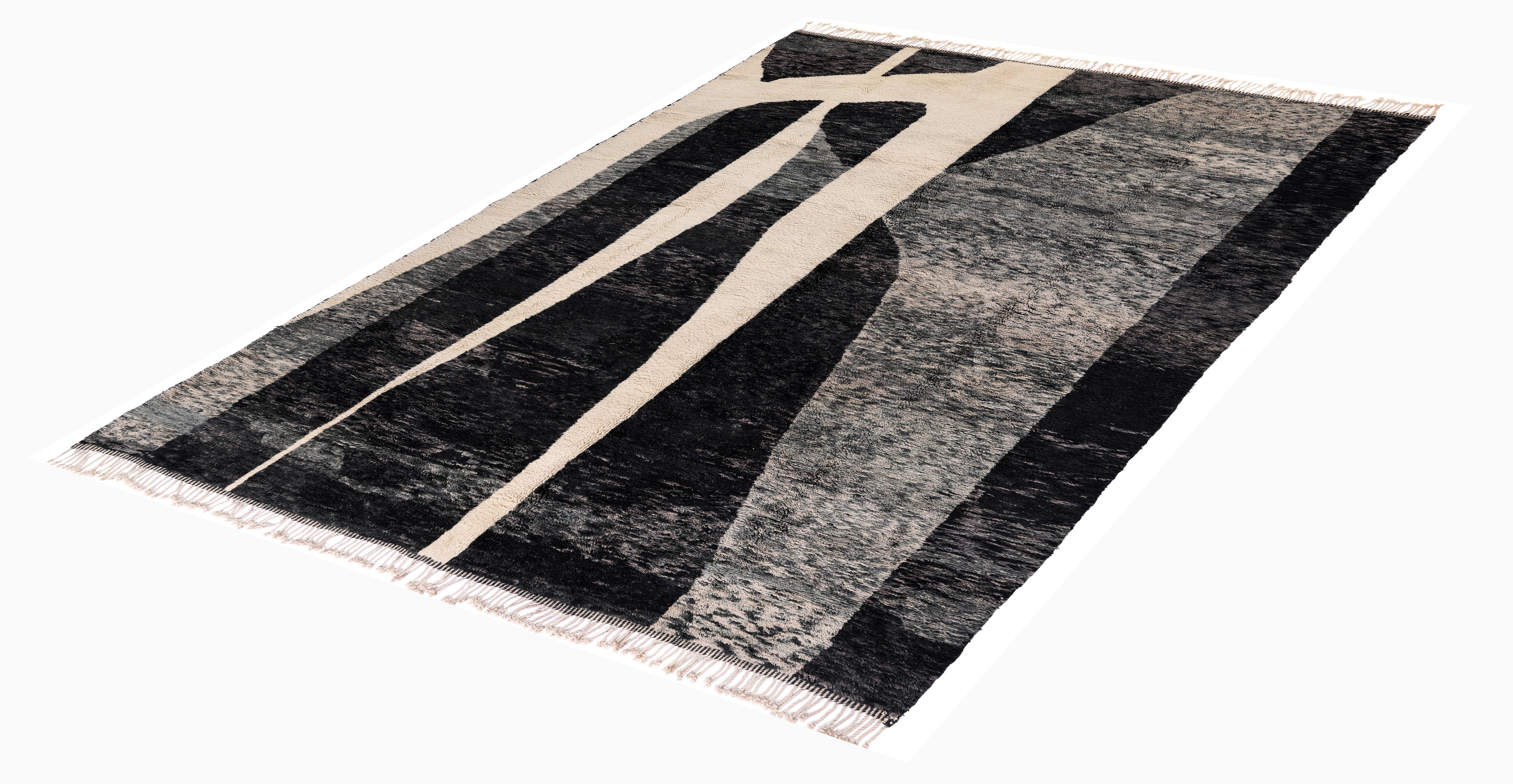 Alfombra marroquí moderna de lana en negro y marfil con diseño minimalista abstracto Anudado a mano en venta