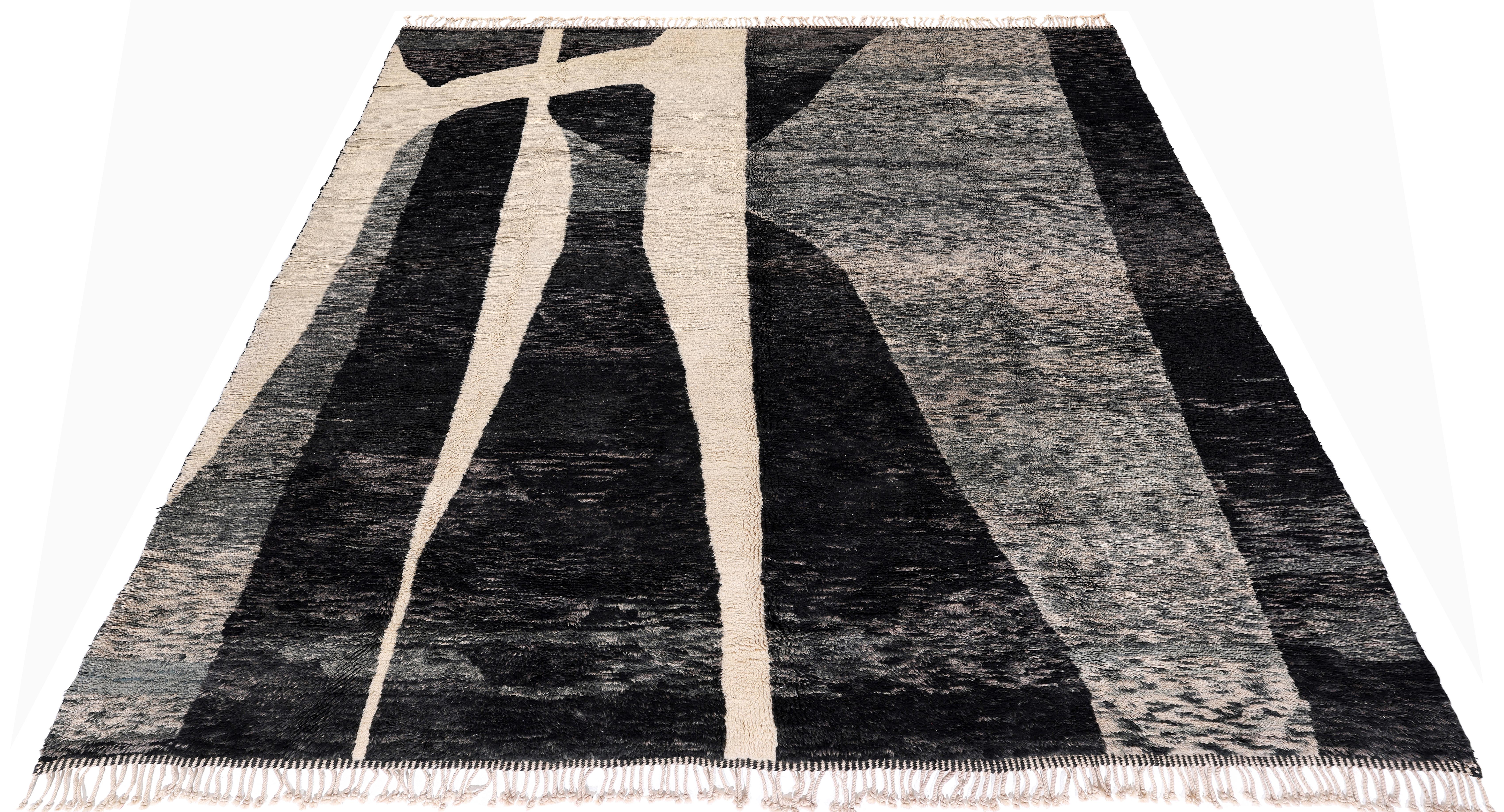 Alfombra marroquí moderna de lana en negro y marfil con diseño minimalista abstracto en Nuevo estado para la venta en New York, NY