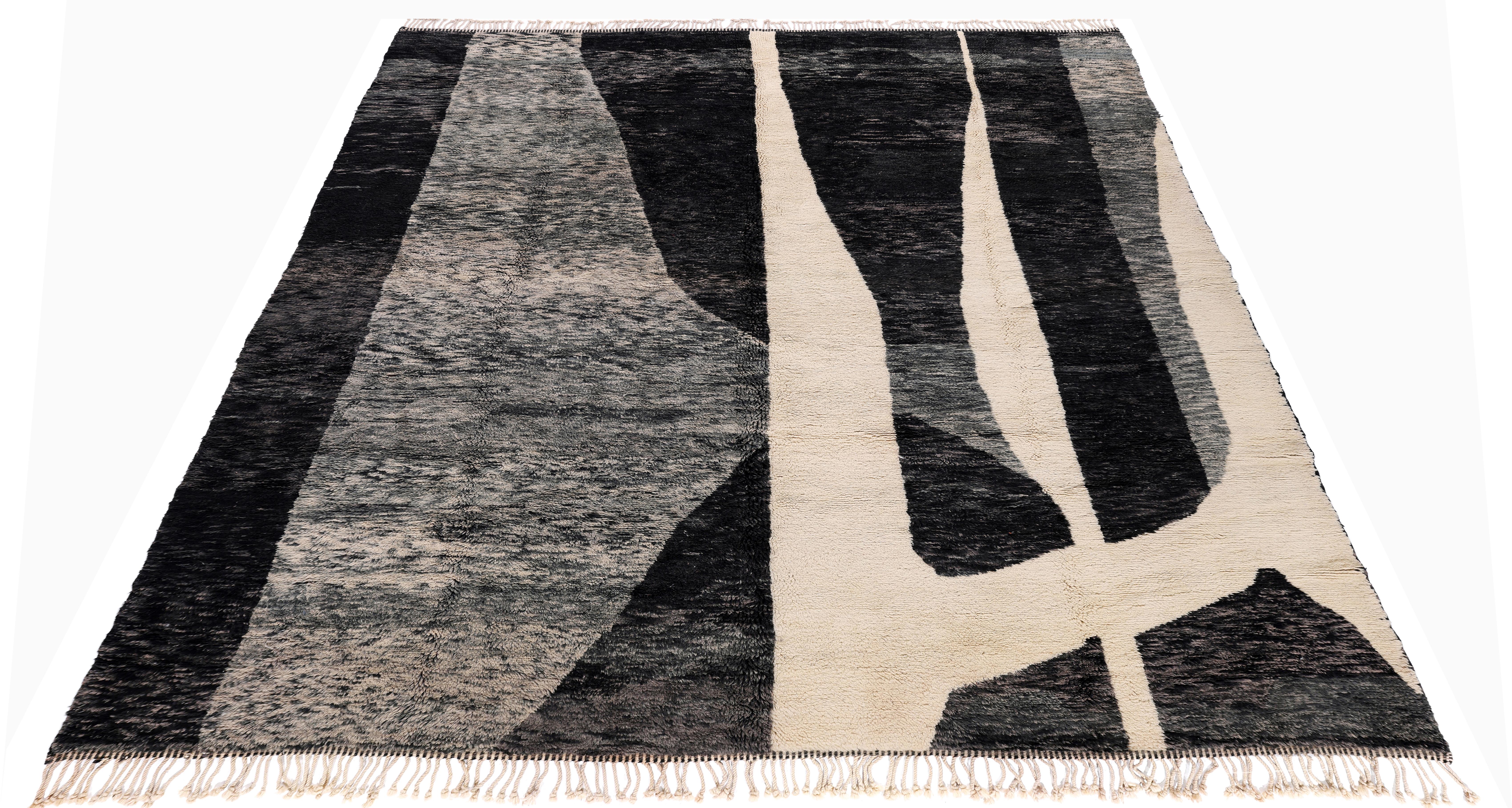Alfombra marroquí moderna de lana en negro y marfil con diseño minimalista abstracto Siglo XXI y contemporáneo en venta