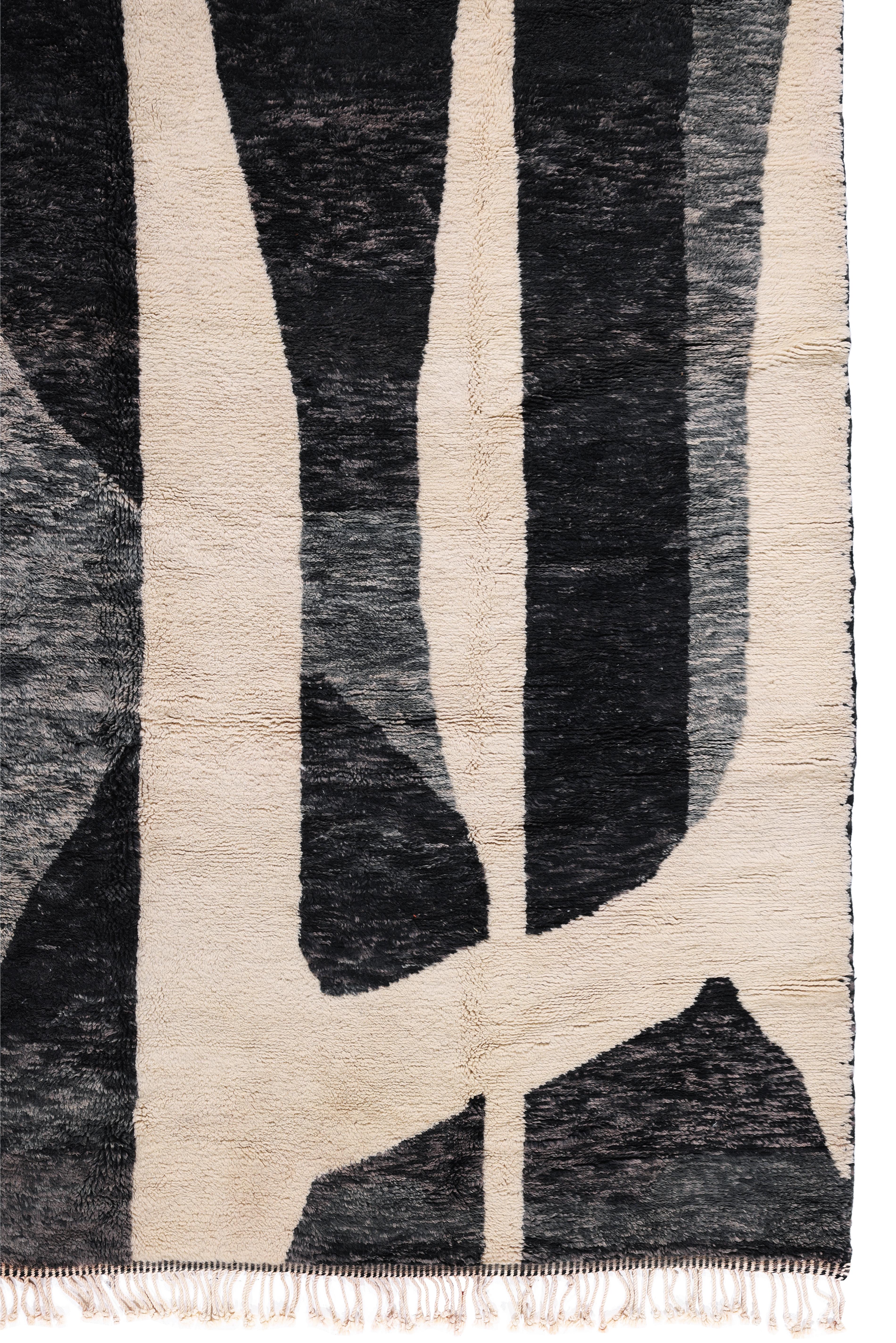 Alfombra marroquí moderna de lana en negro y marfil con diseño minimalista abstracto en venta 1