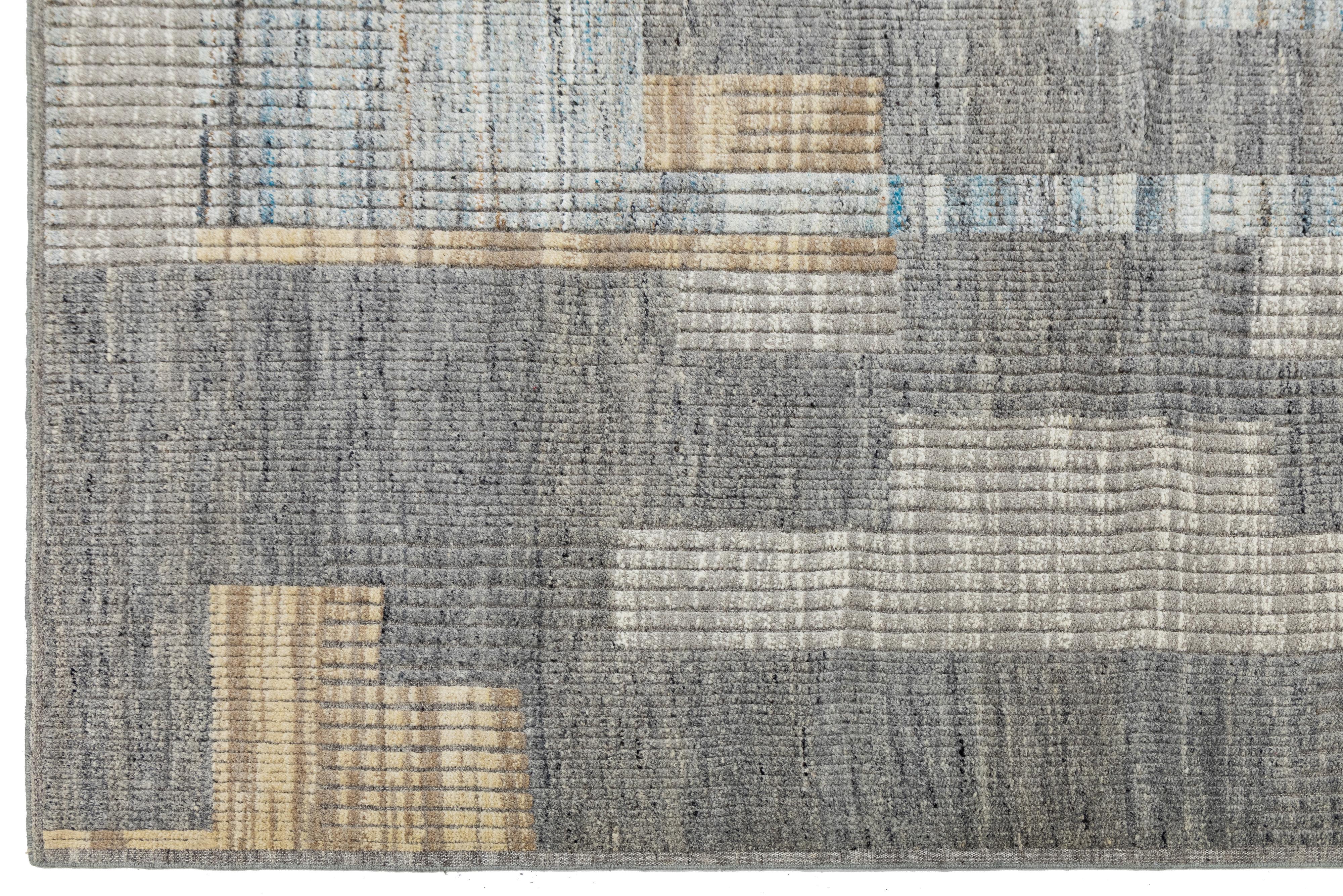 Modern Moroccan Wool Rug In Gray with Abstract Geometric Design in vendita 2