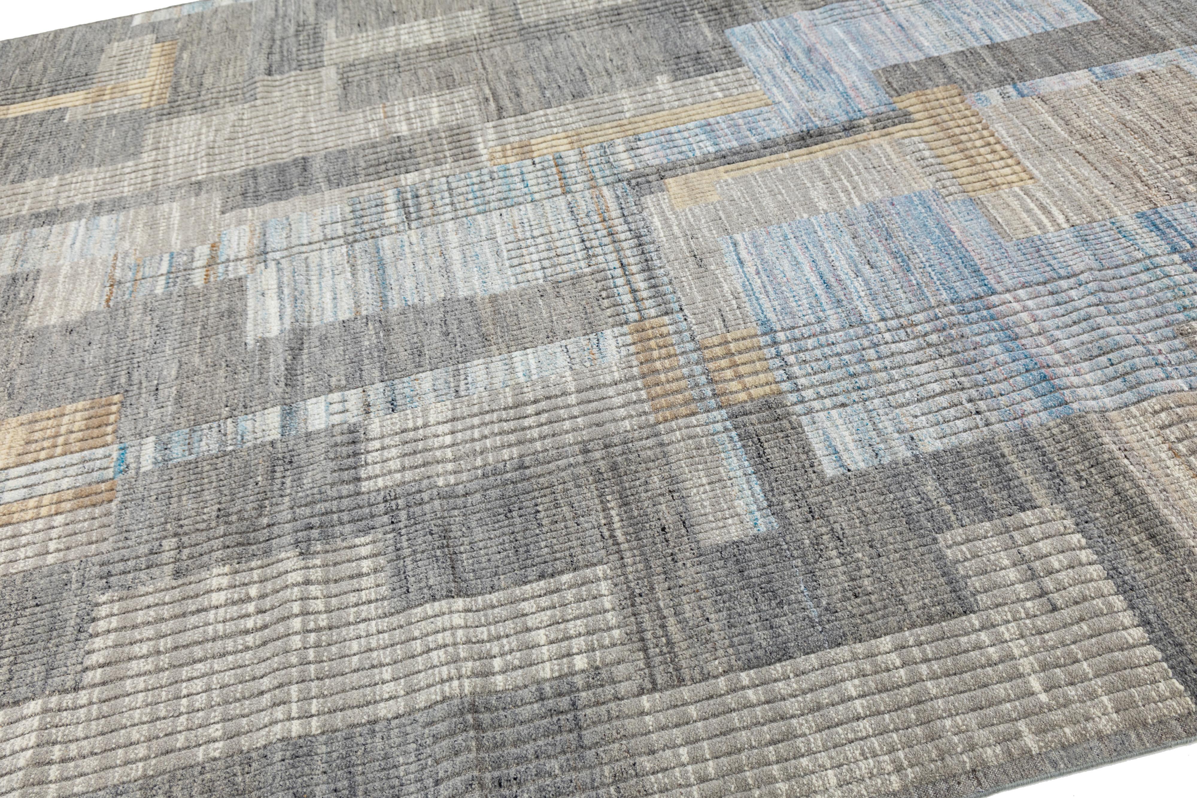 Modern Moroccan Wool Rug In Gray with Abstract Geometric Design in vendita 3