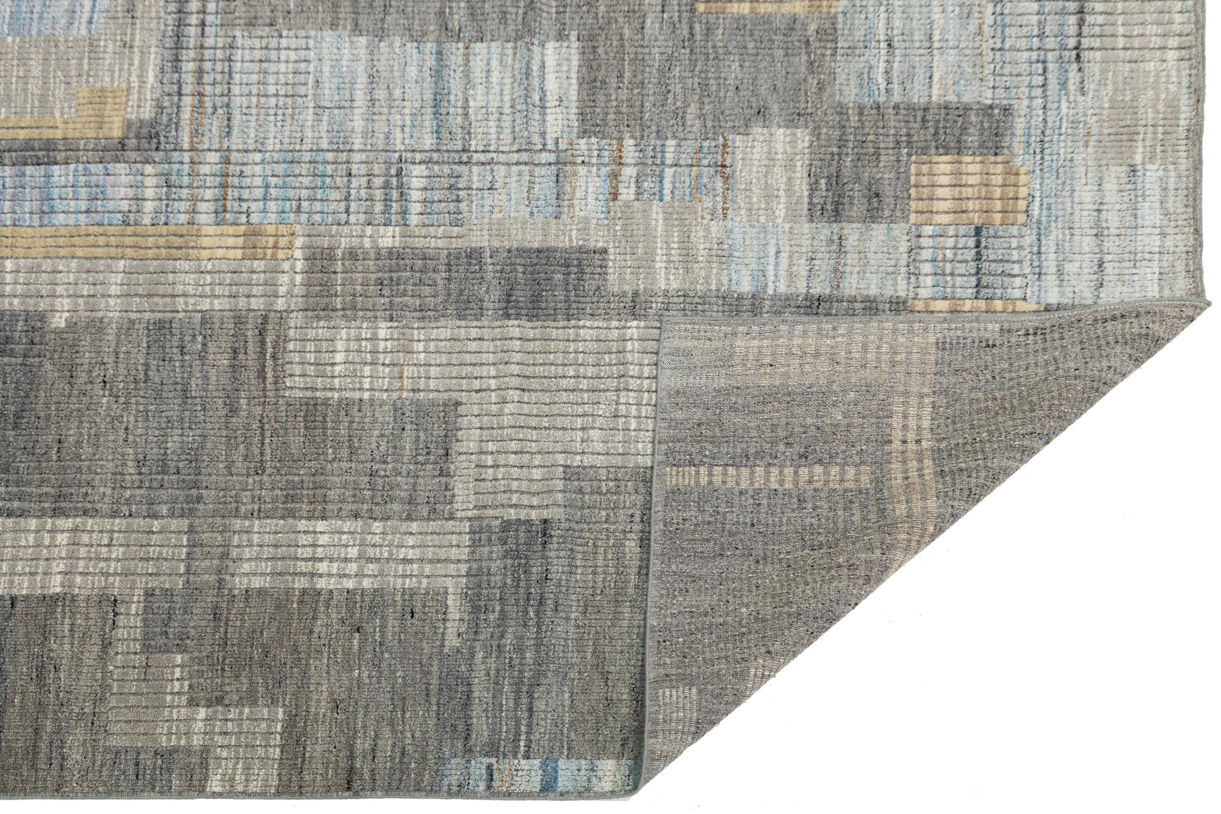 Moderno Modern Moroccan Wool Rug In Gray with Abstract Geometric Design in vendita