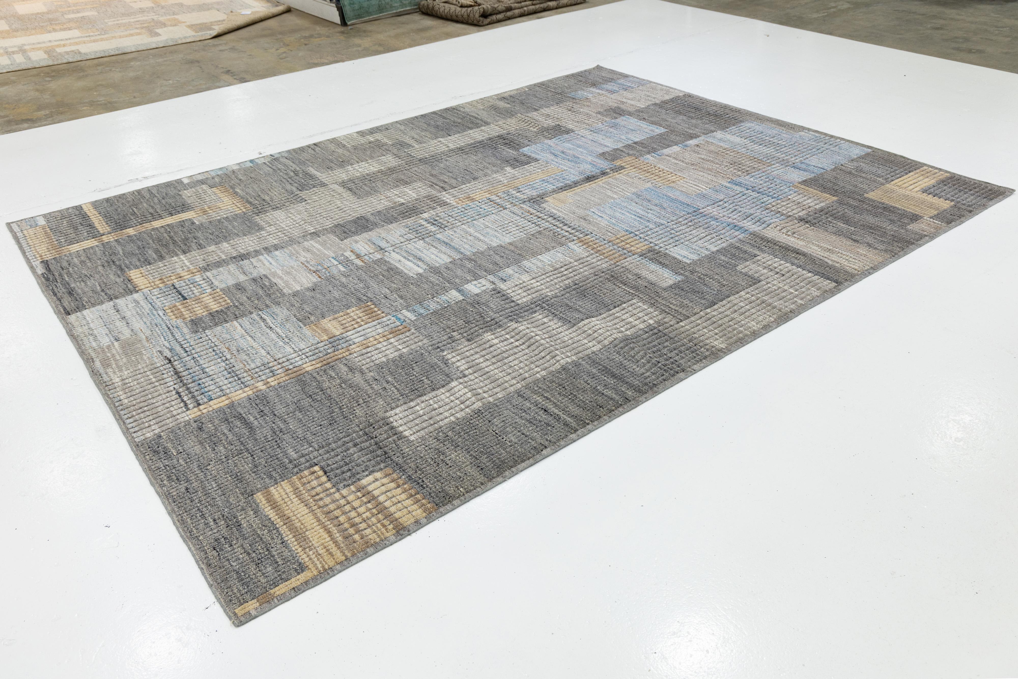 Pakistano Modern Moroccan Wool Rug In Gray with Abstract Geometric Design in vendita