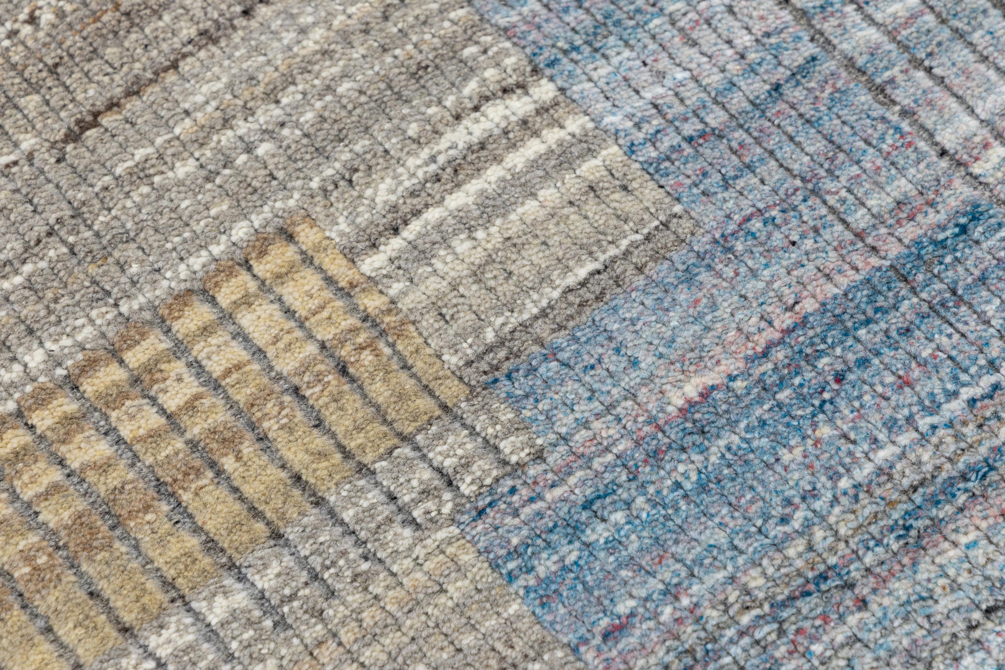 Annodato a mano Modern Moroccan Wool Rug In Gray with Abstract Geometric Design in vendita