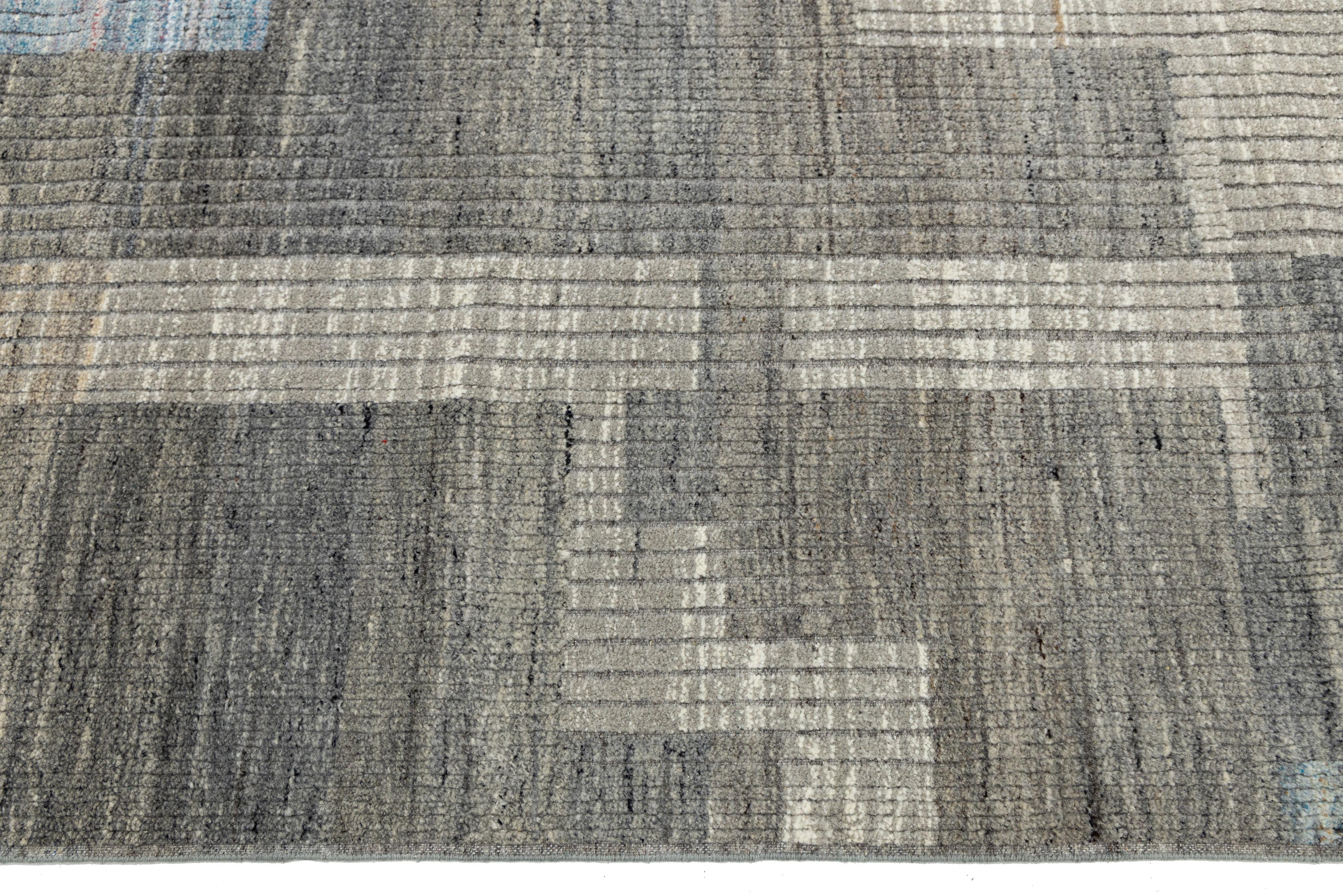 Modern Moroccan Wool Rug In Gray with Abstract Geometric Design In condizioni Nuovo in vendita a Norwalk, CT