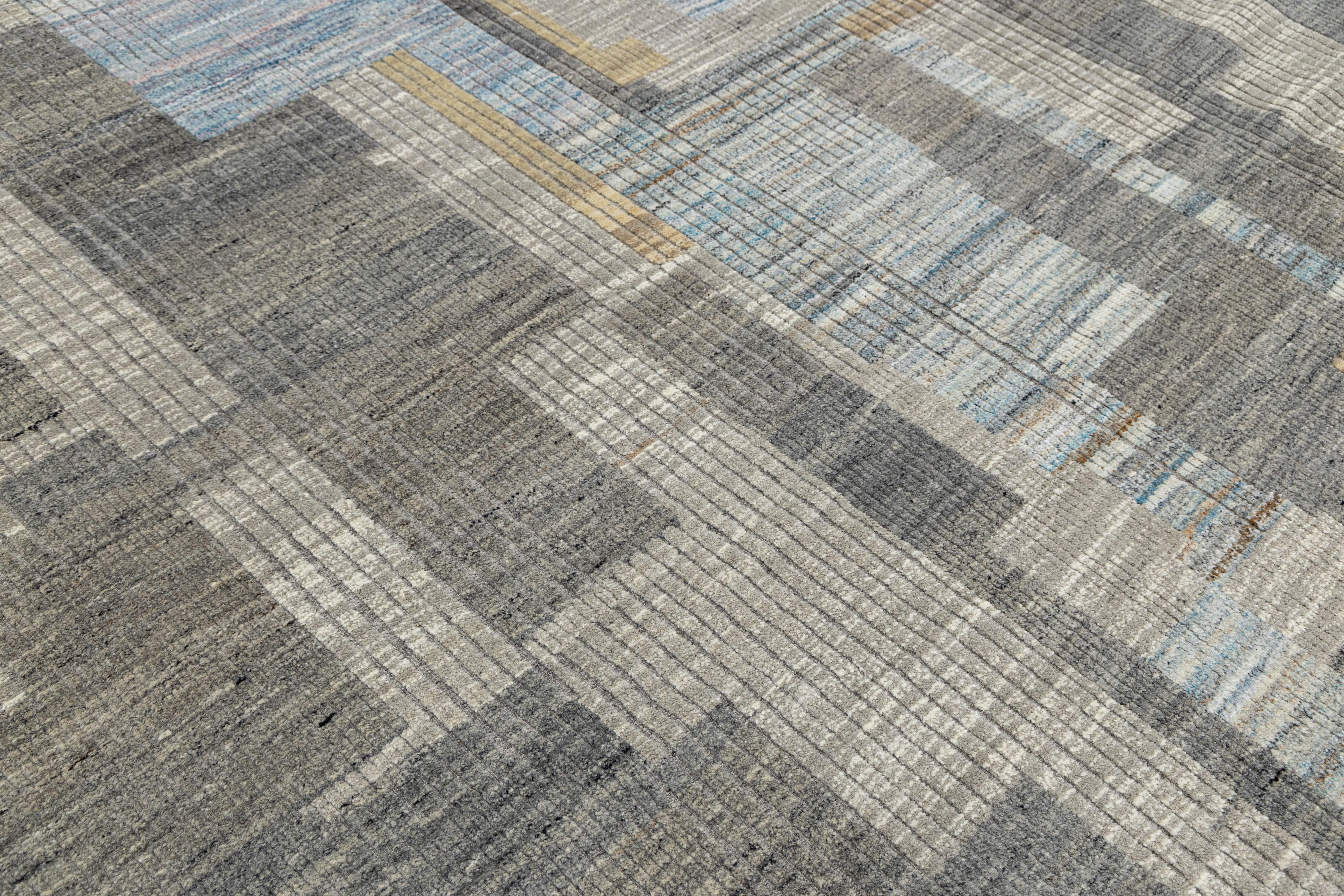 XXI secolo e contemporaneo Modern Moroccan Wool Rug In Gray with Abstract Geometric Design in vendita