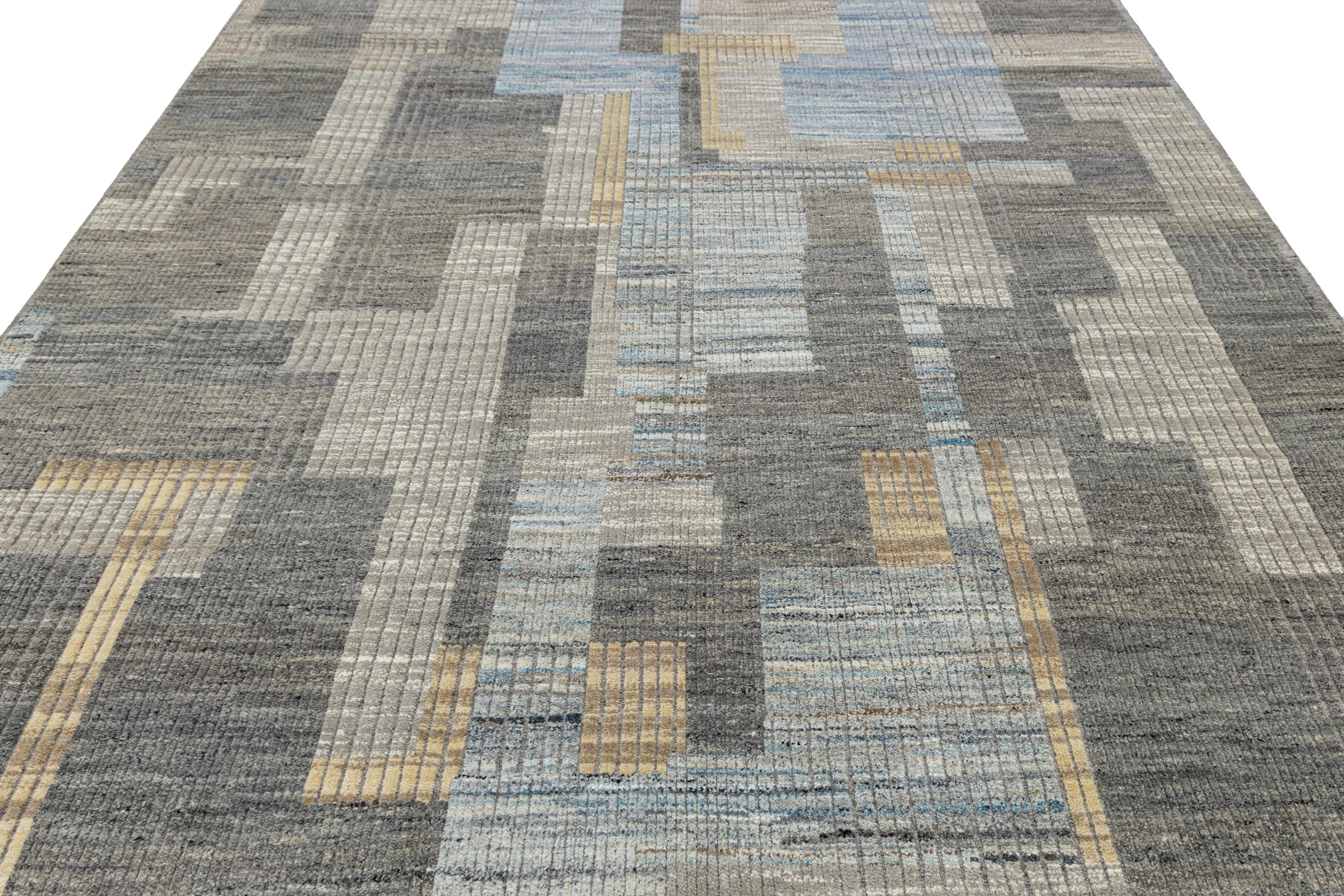 Lana Modern Moroccan Wool Rug In Gray with Abstract Geometric Design in vendita