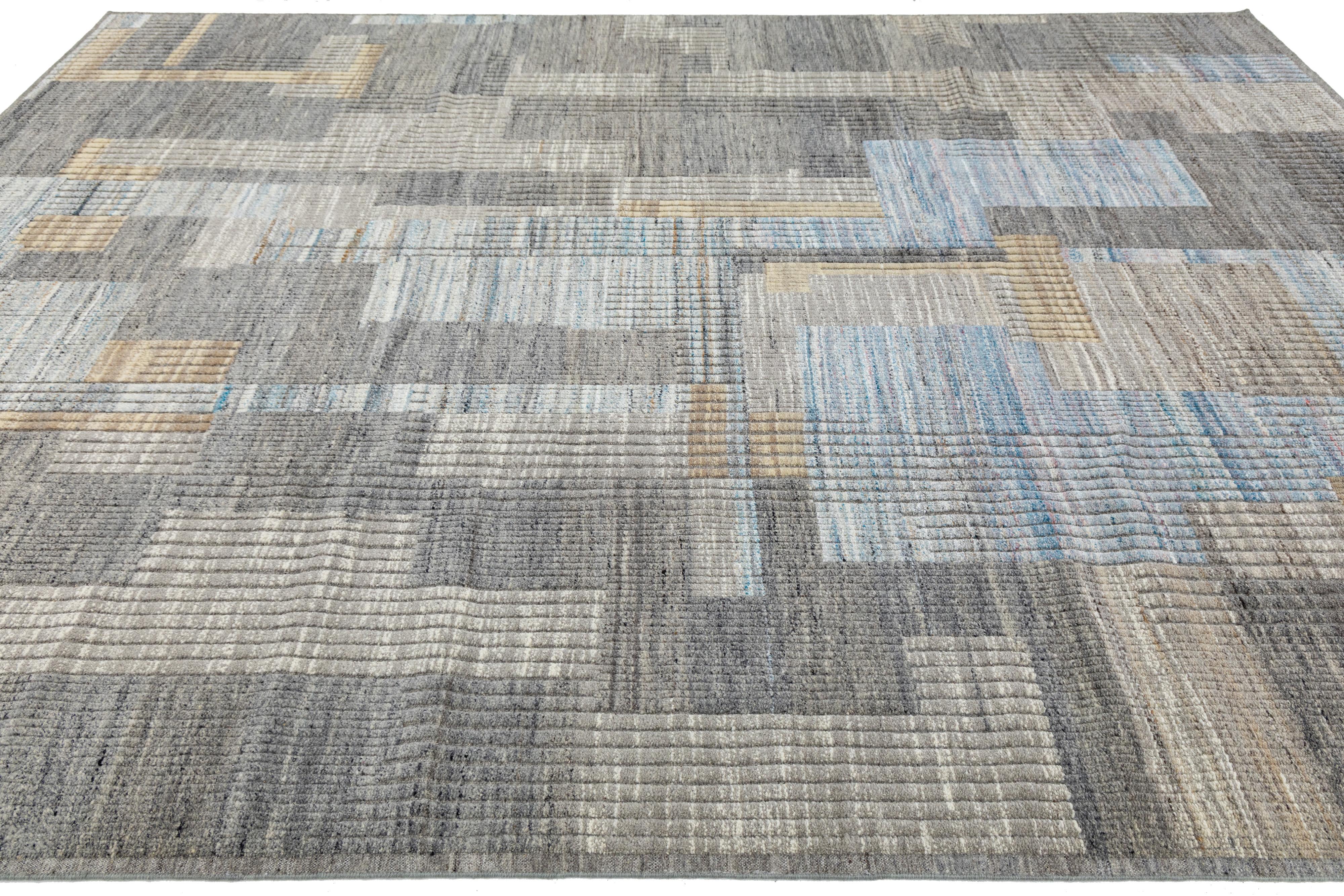 Modern Moroccan Wool Rug In Gray with Abstract Geometric Design in vendita 1