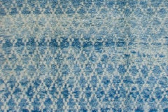 Tapis contemporain en laine bleue nouée à la main à motif géométrique subtil