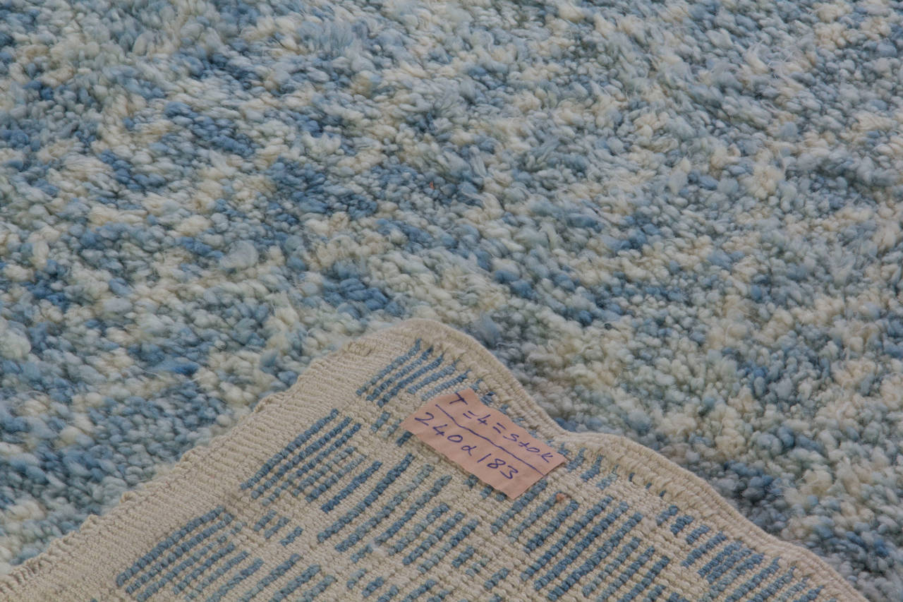 Marokkanischer Berberteppich in Hellblau und Elfenbein, 100 % Wolle, maßgefertigt erhältlich (Handgeknüpft) im Angebot