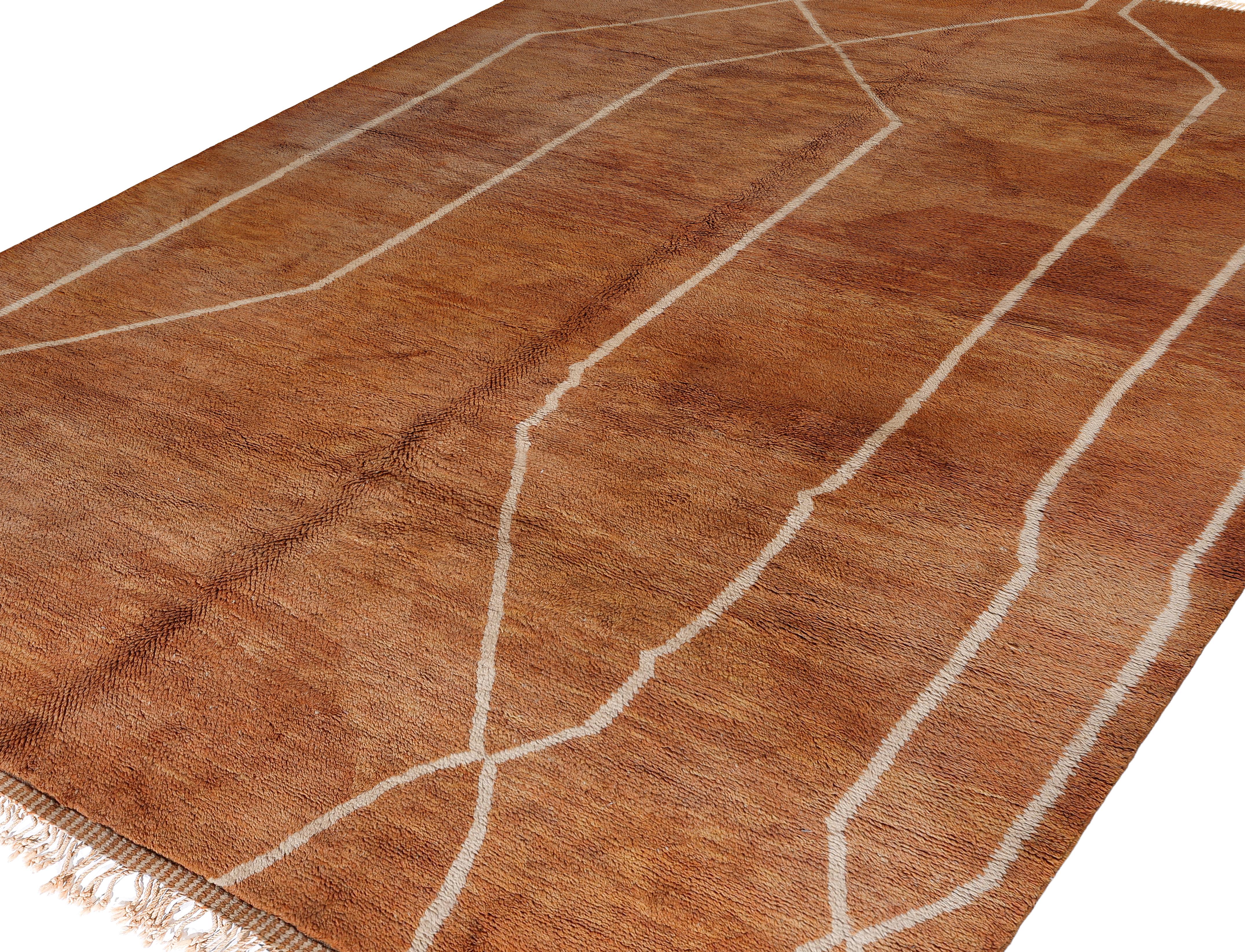 Organique Tapis marocain moderne en laine de couleur terre cuite avec des lignes géométriques en vente