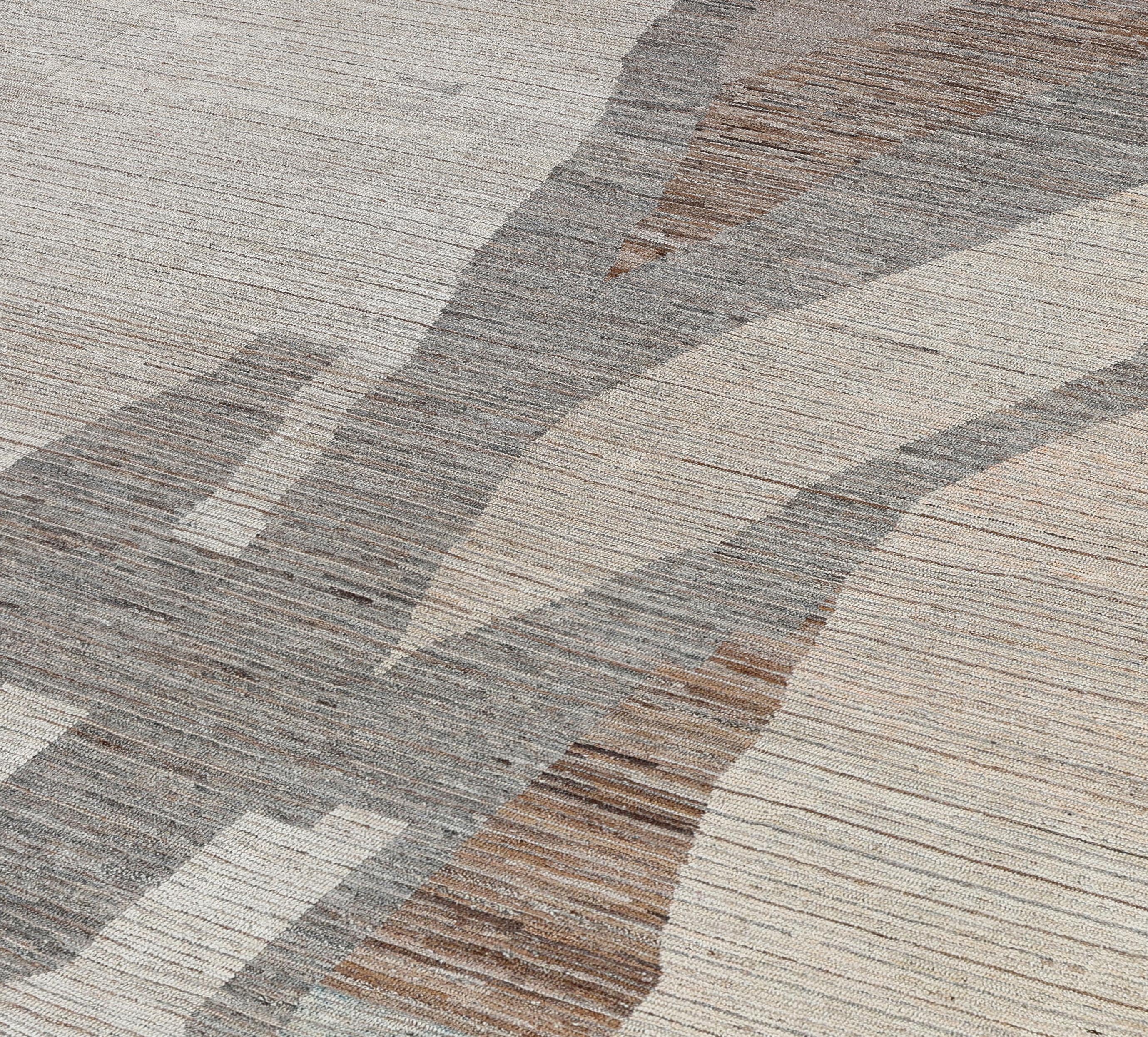 Verschönern Sie Ihren Raum mit diesem neuen, handgefertigten marokkanischen Teppich, der meisterhaft aus hochwertiger Naturwolle gewebt ist. Mit seinem abstrakten geometrischen Muster in einer harmonischen, neutralen Farbpalette verbindet dieser