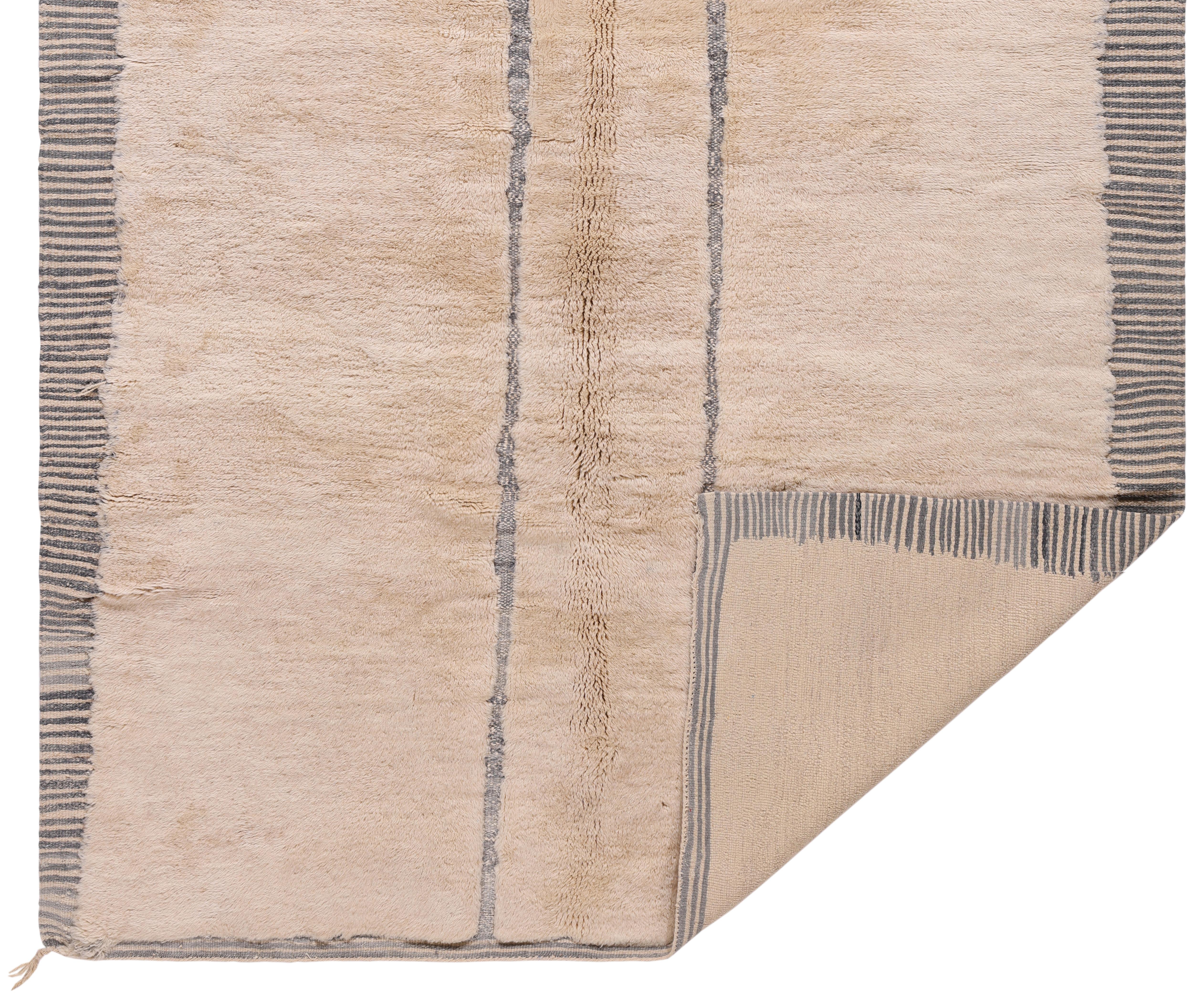 Modern Moroccan Wool Rug with Minimalist Stripe Design – New Production For Sale 4