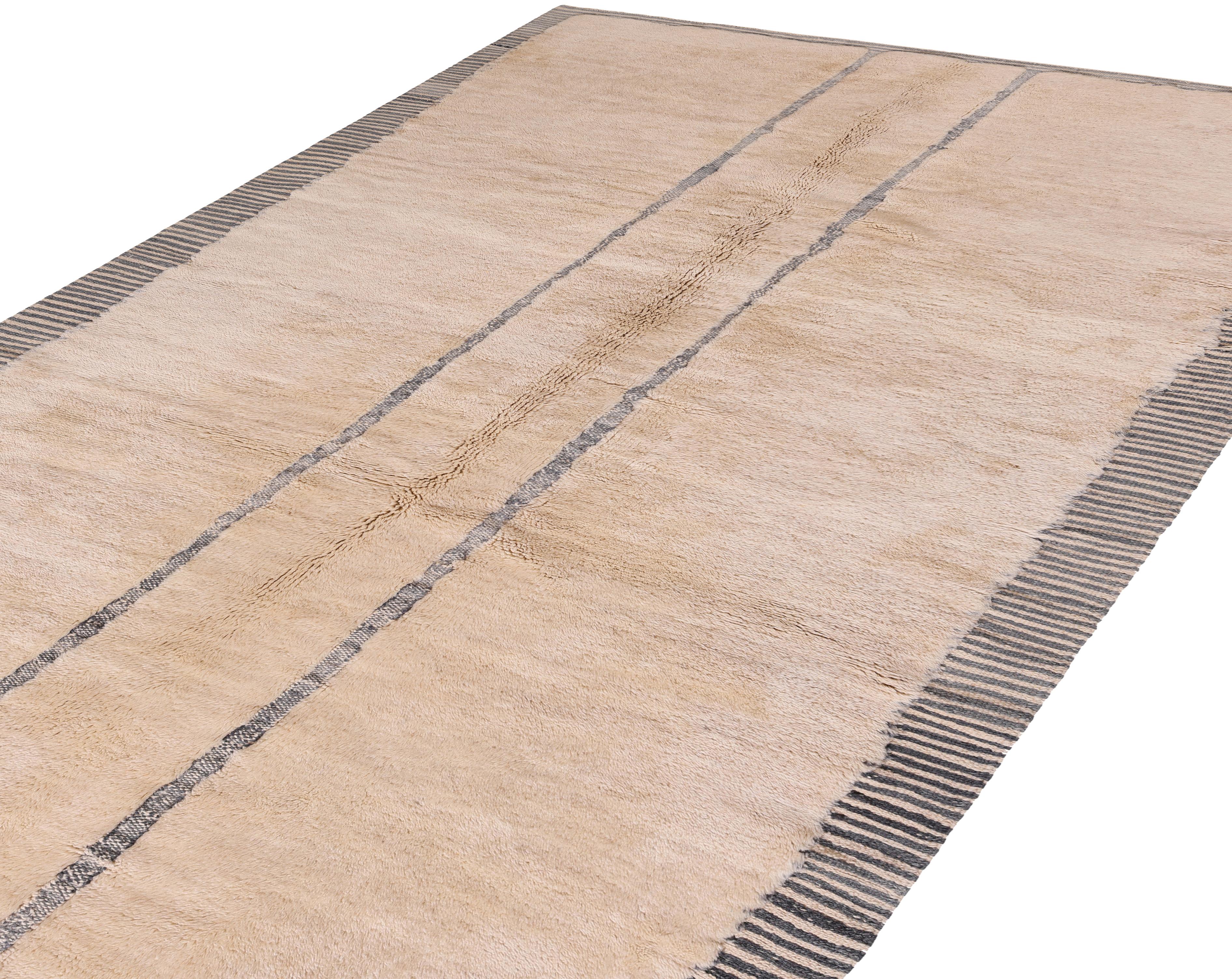 Organic Modern Modern Moroccan Wool Rug with Minimalist Stripe Design – New Production For Sale