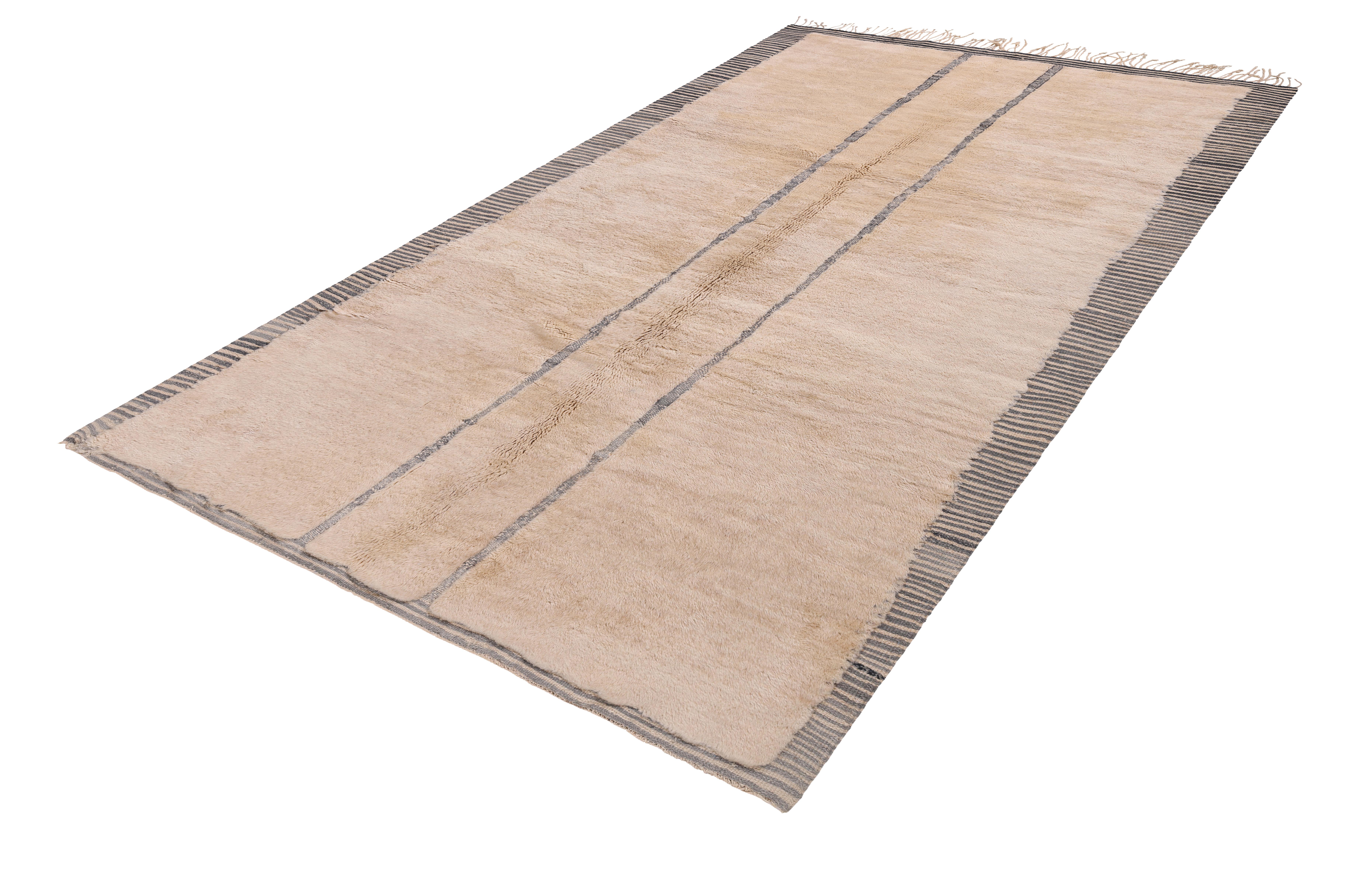 Modern Moroccan Wool Rug with Minimalist Stripe Design – New Production In New Condition For Sale In New York, NY