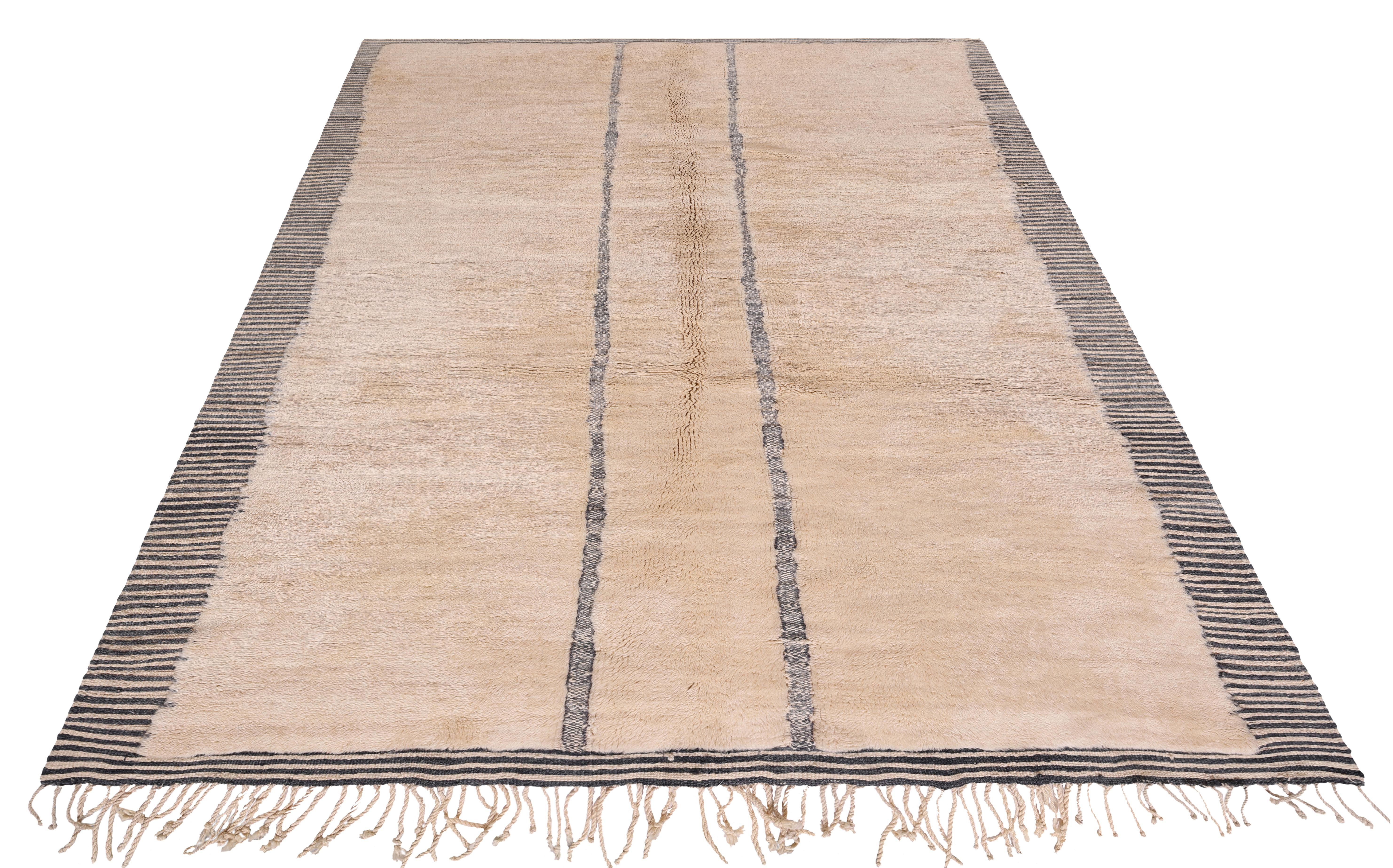 Contemporary Modern Moroccan Wool Rug with Minimalist Stripe Design – New Production For Sale