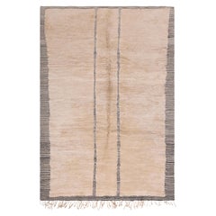 Moderner marokkanischer Wollteppich mit minimalistischem Streifendesign - Neue Produktion