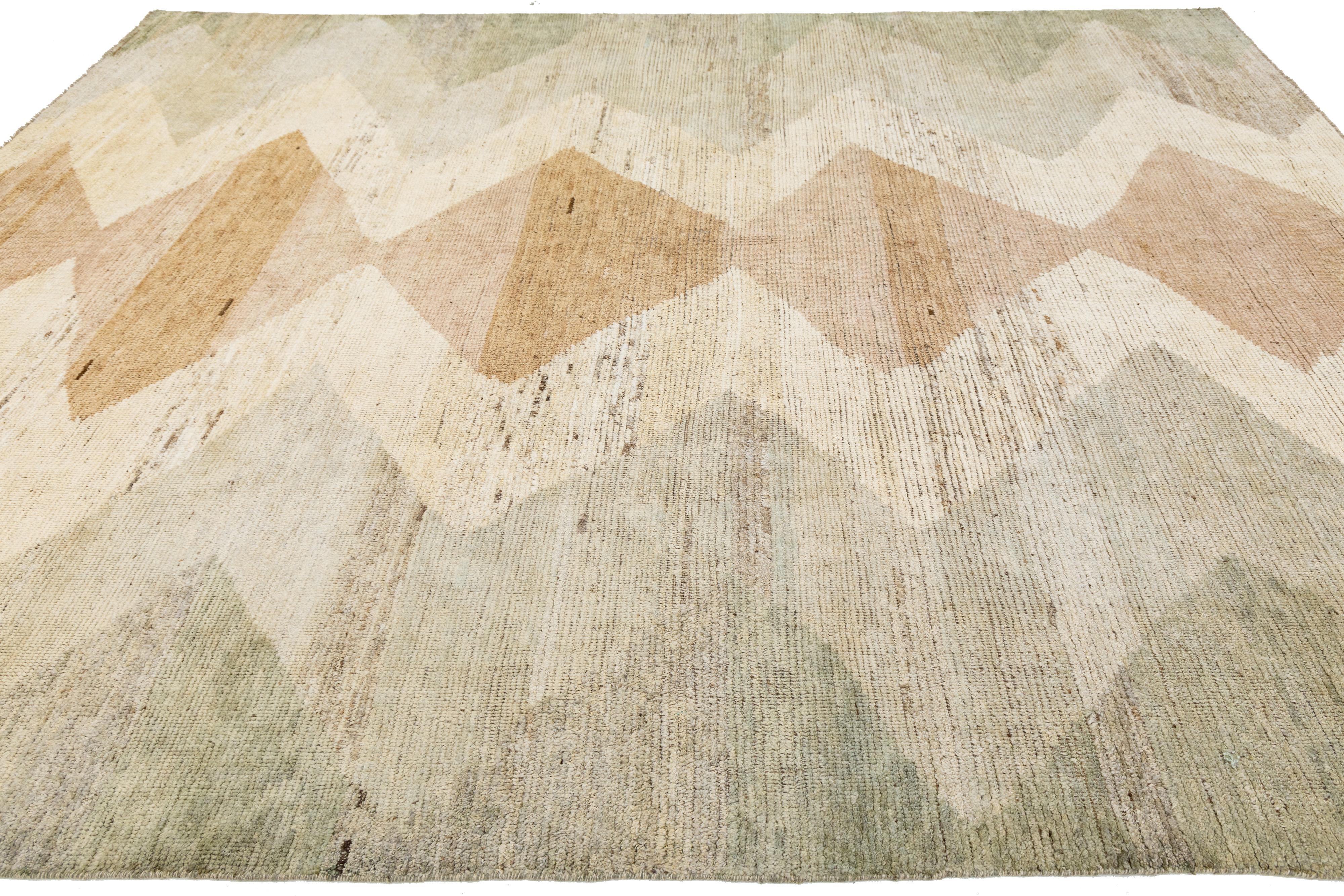 Modern Moroccan Wool Rug with Tribal Diamond Motif In Earthy Tones in vendita 2