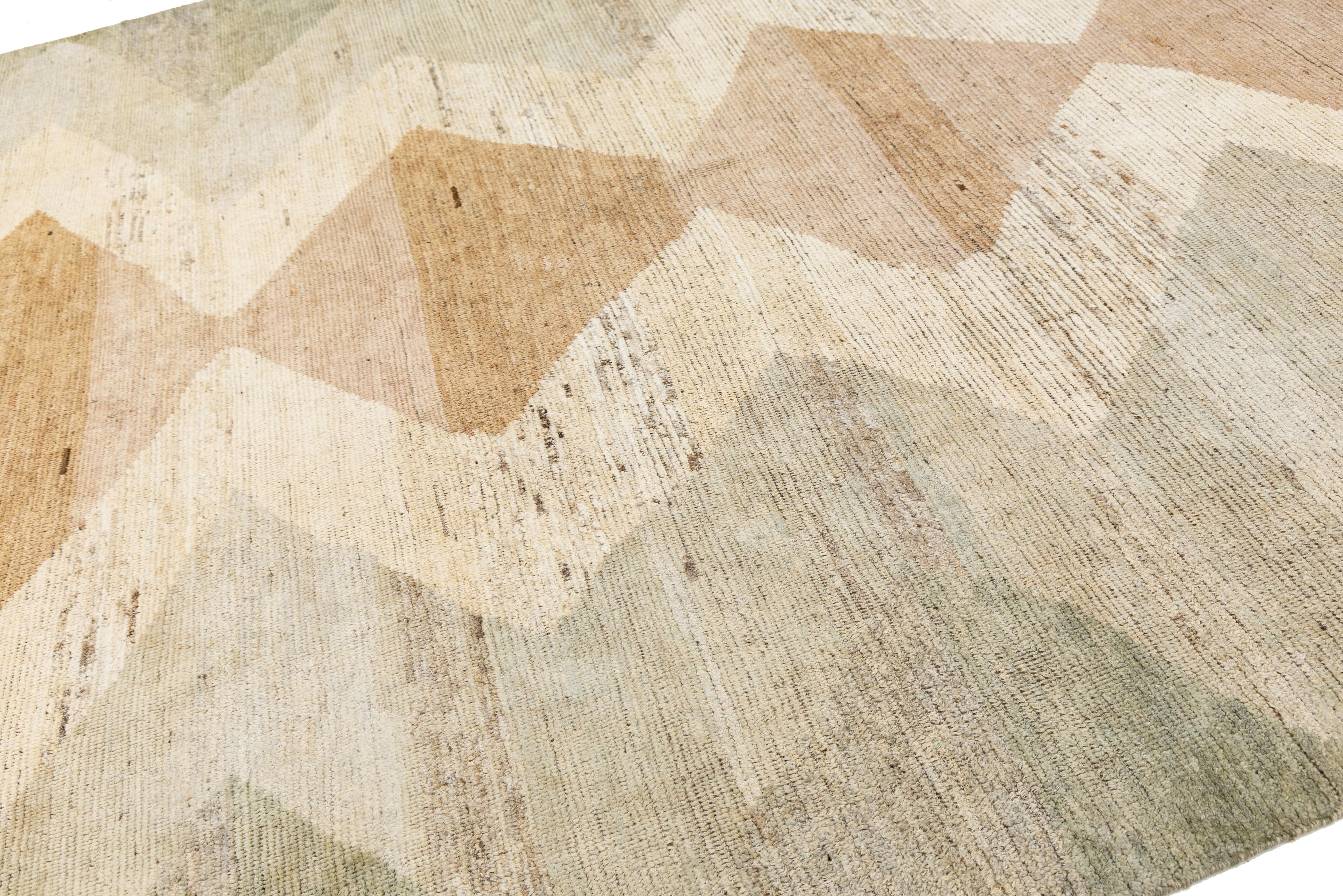 Modern Moroccan Wool Rug with Tribal Diamond Motif In Earthy Tones in vendita 3