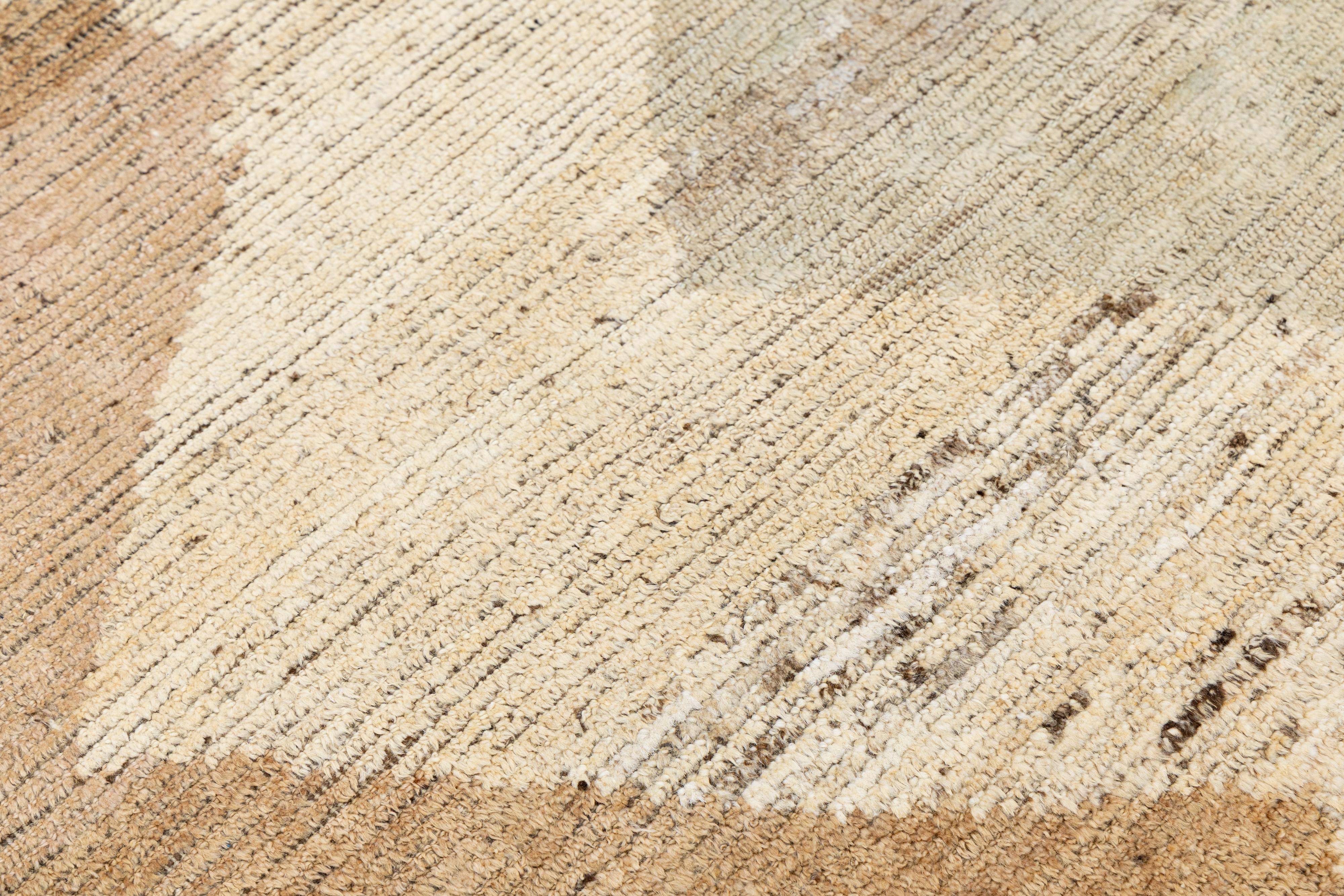 Pakistano Modern Moroccan Wool Rug with Tribal Diamond Motif In Earthy Tones in vendita