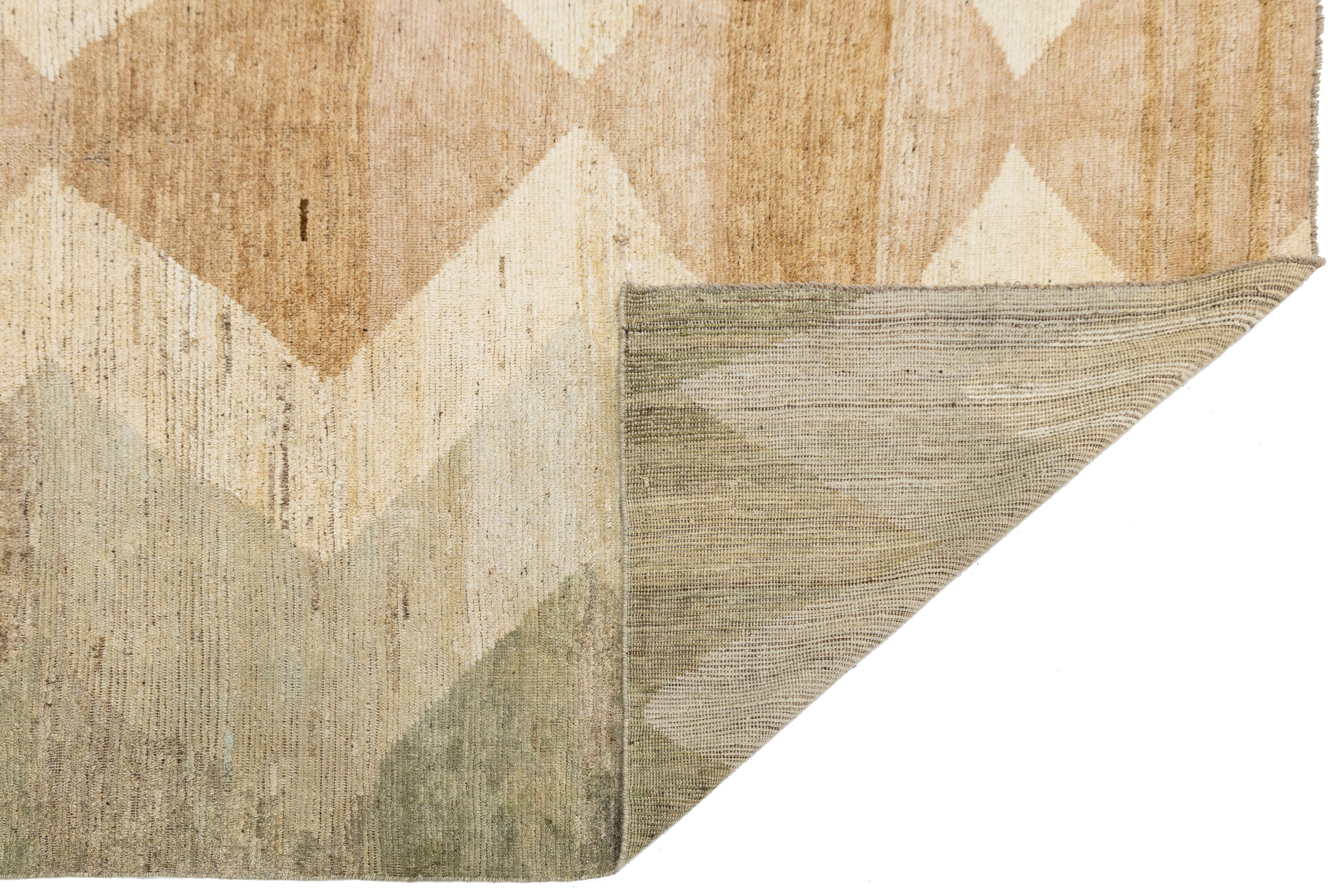 Annodato a mano Modern Moroccan Wool Rug with Tribal Diamond Motif In Earthy Tones in vendita