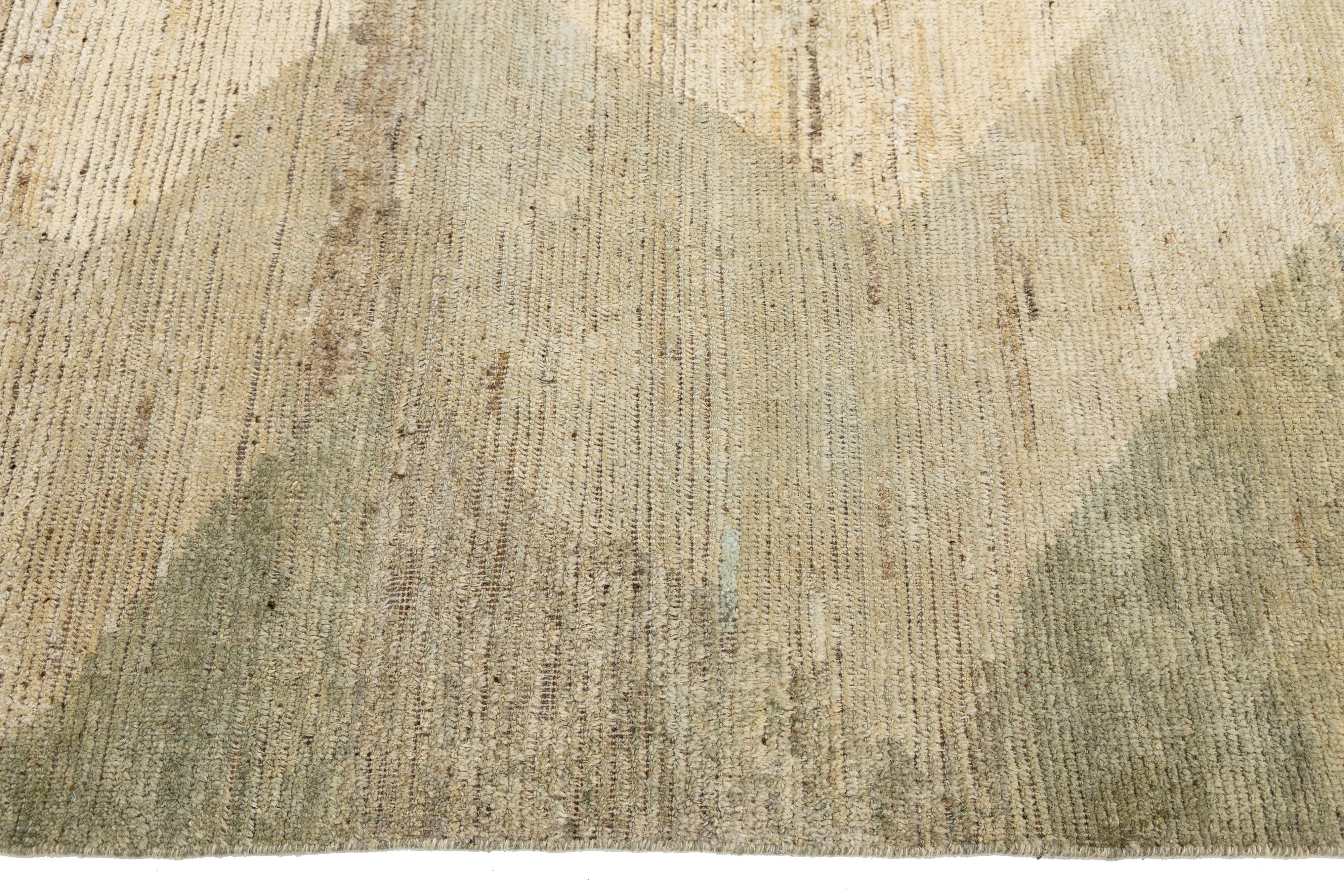 Modern Moroccan Wool Rug with Tribal Diamond Motif In Earthy Tones In condizioni Nuovo in vendita a Norwalk, CT