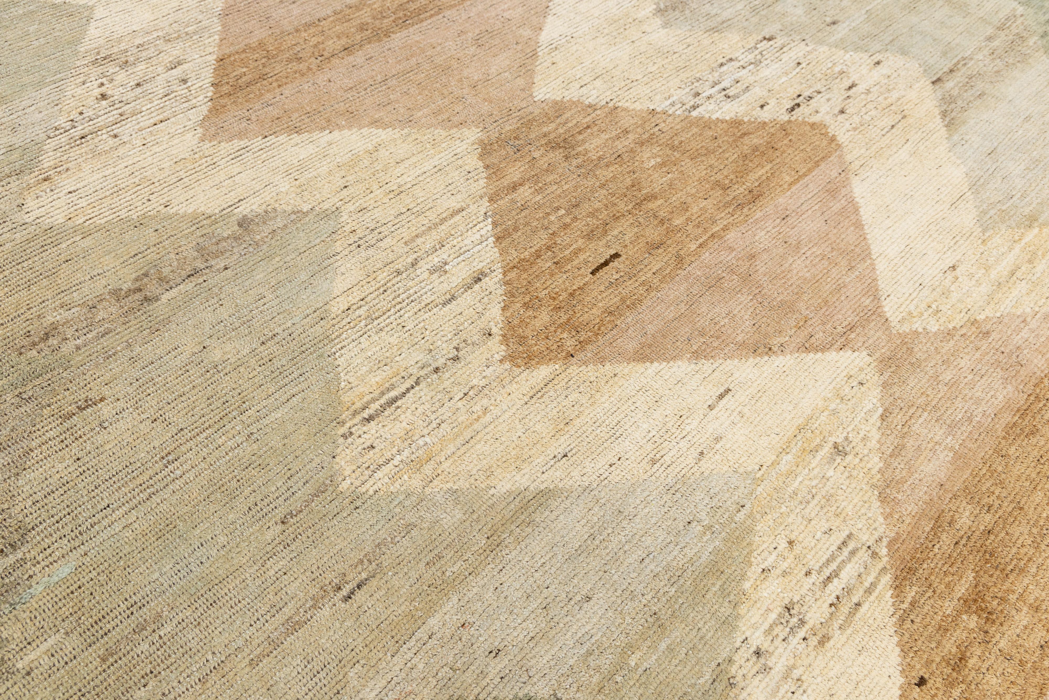 XXI secolo e contemporaneo Modern Moroccan Wool Rug with Tribal Diamond Motif In Earthy Tones in vendita