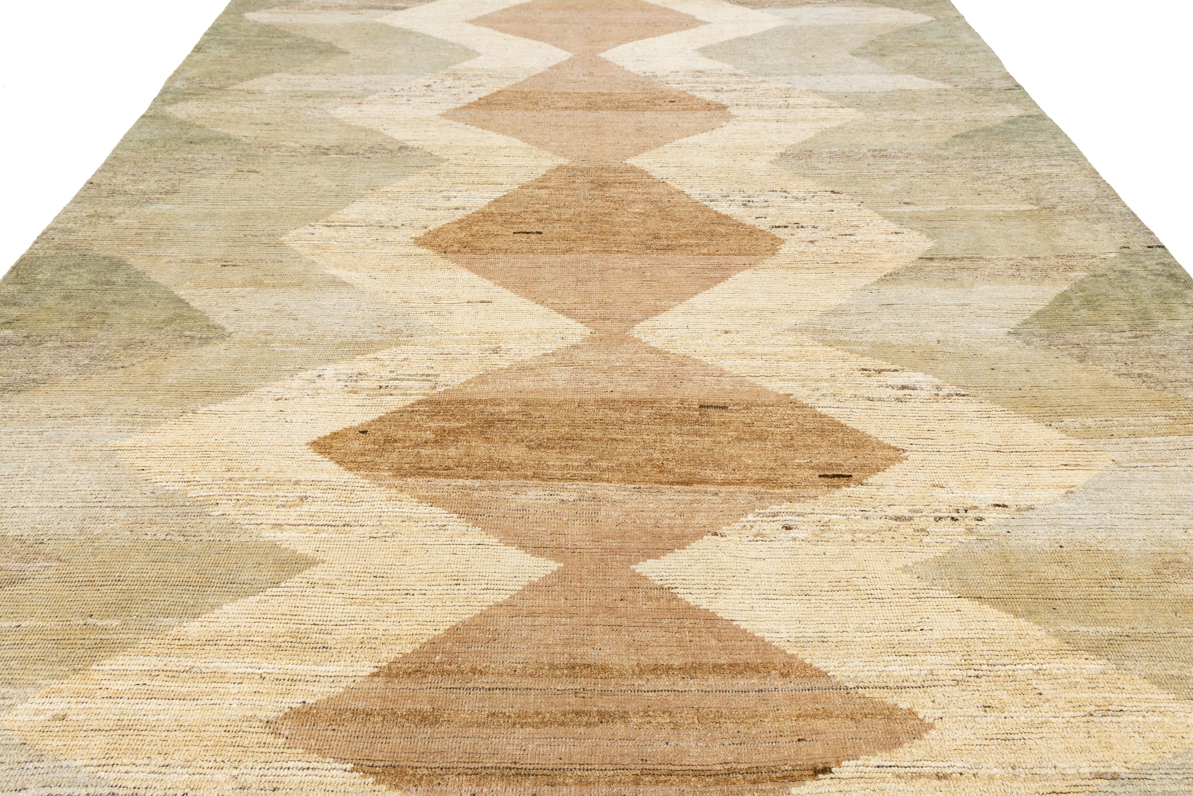 Lana Modern Moroccan Wool Rug with Tribal Diamond Motif In Earthy Tones in vendita