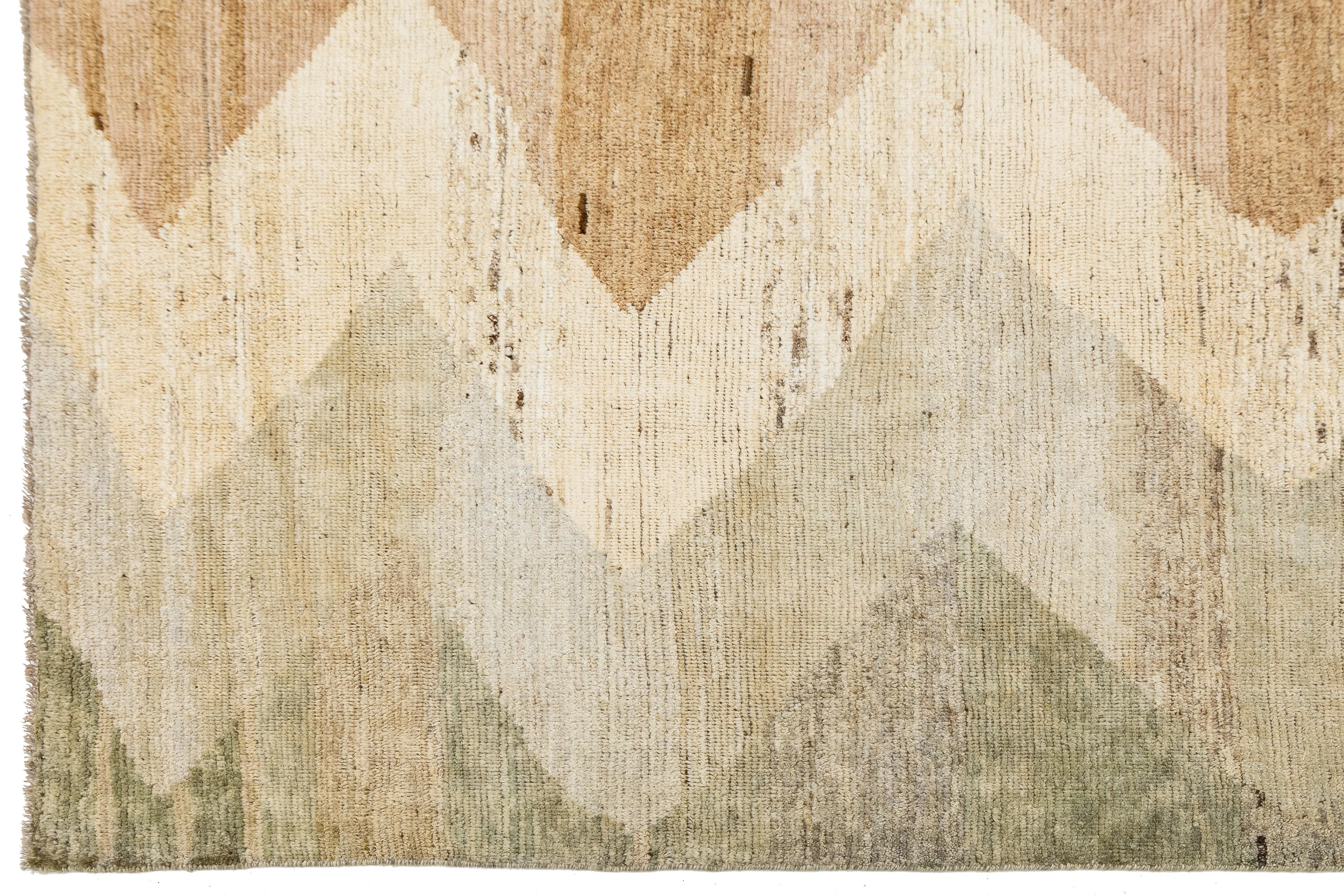 Modern Moroccan Wool Rug with Tribal Diamond Motif In Earthy Tones in vendita 1