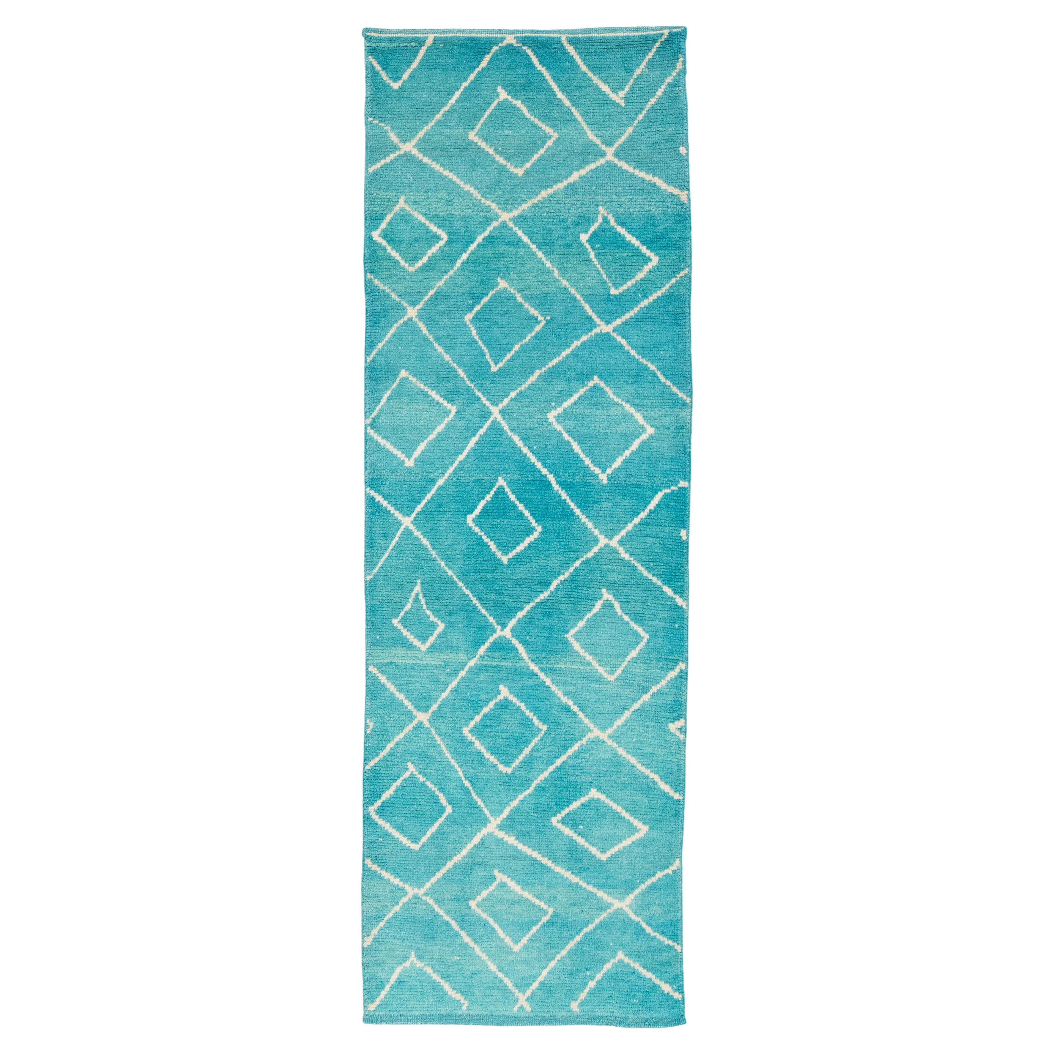 Tapis de course marocain moderne en laine - motifs de losanges bleus et blancs - noué à la main en Turquie en vente