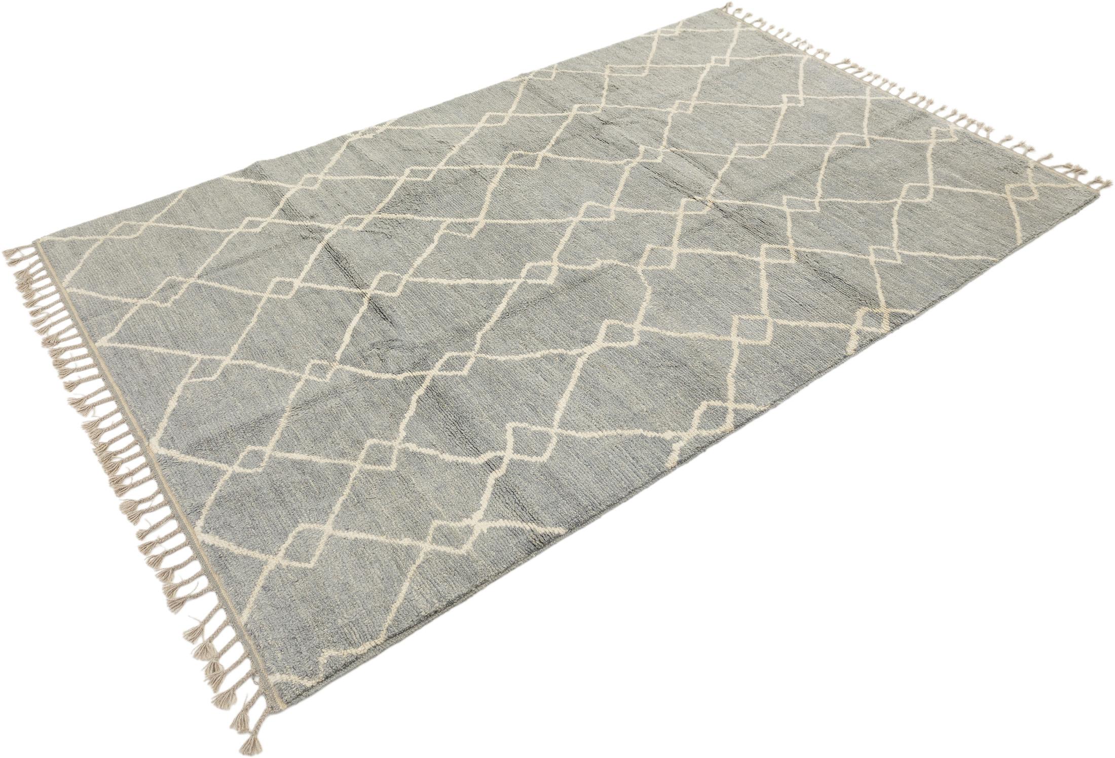 Handgeknüpfter marokkanischer Designteppich, gewebt in Pakistan.

Hergestellt aus einem Wollflor auf Wollbasis, der eine weiche und natürliche Textur bietet.

Das minimalistische Allover-Gittermuster in Elfenbeintönen vor einem gedämpften grauen
