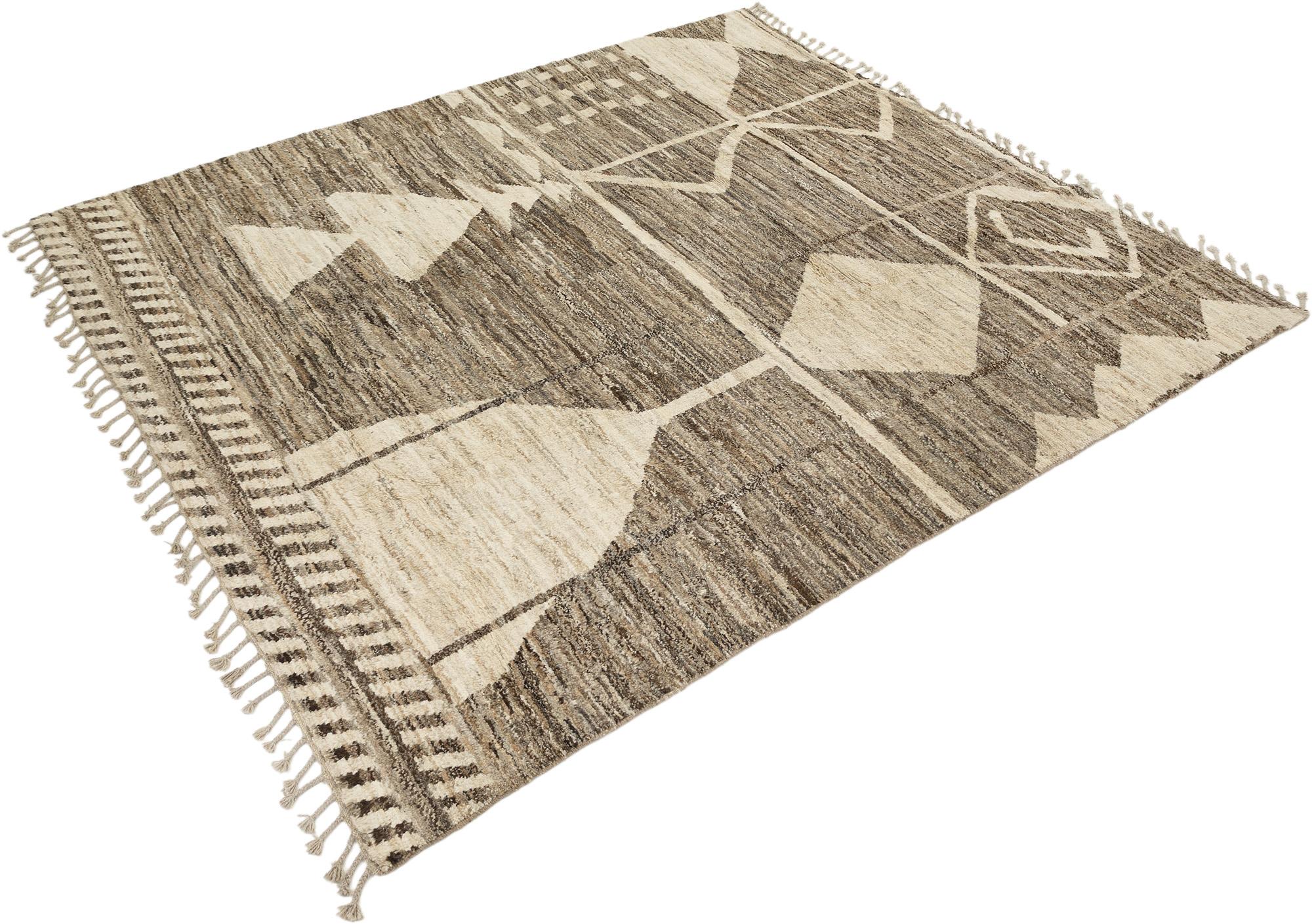 Handgeknüpfter marokkanischer Designteppich, gewebt in Pakistan.

Gefertigt aus einem Wollflor auf einem Wollfond, der ein warmes, strukturiertes Gefühl vermittelt.

Ein kühnes geometrisches Allover-Muster mit Stammesmotiven in Elfenbein auf einem
