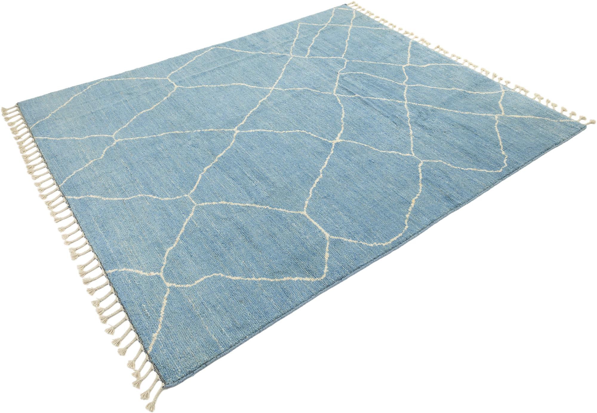 Handgeknüpfter marokkanischer Designteppich, gewebt in Pakistan mit hochwertiger Handwerkskunst.

Ein minimalistisches Gittermuster in Elfenbein vor einem erfrischenden himmelblauen Hintergrund. Das abstrakte Rautenmuster spiegelt den Einfluss