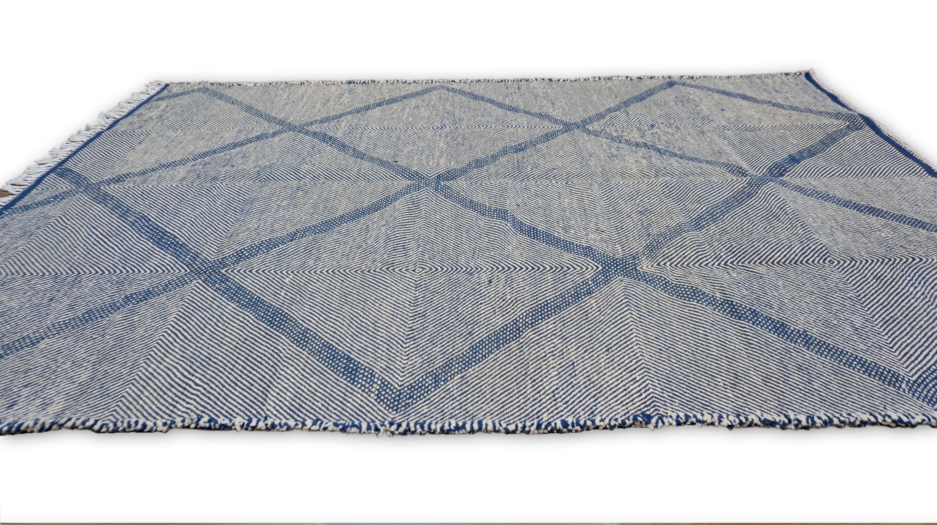 Marocain Tapis moderne Morrocan en laine bleu et blanc diamanté 6'11''x10'2'' en vente