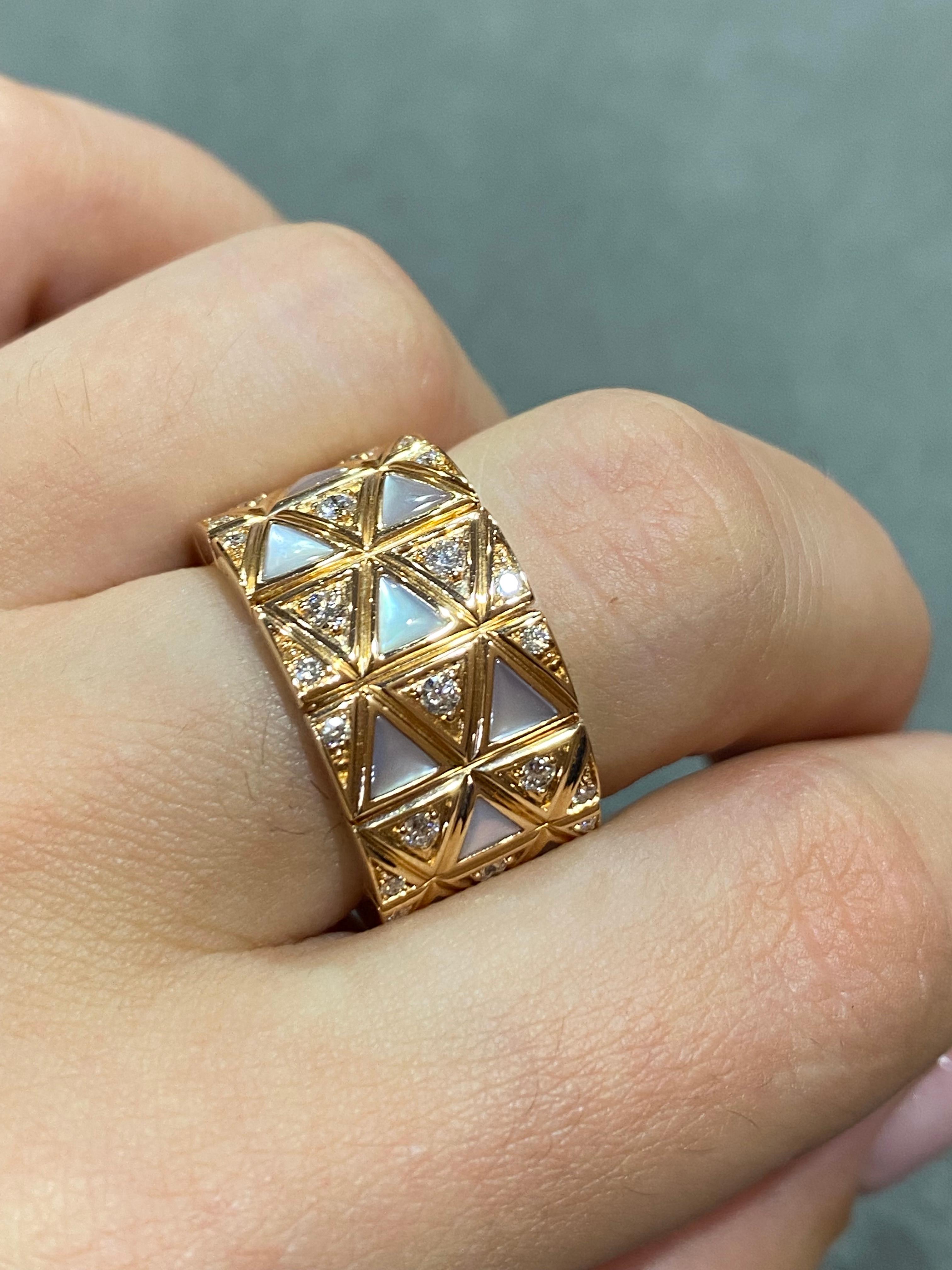 Moderner Perlmutt-Ring aus gelbem 18 Karat Gold für ihr im Zustand „Neu“ im Angebot in Montreux, CH