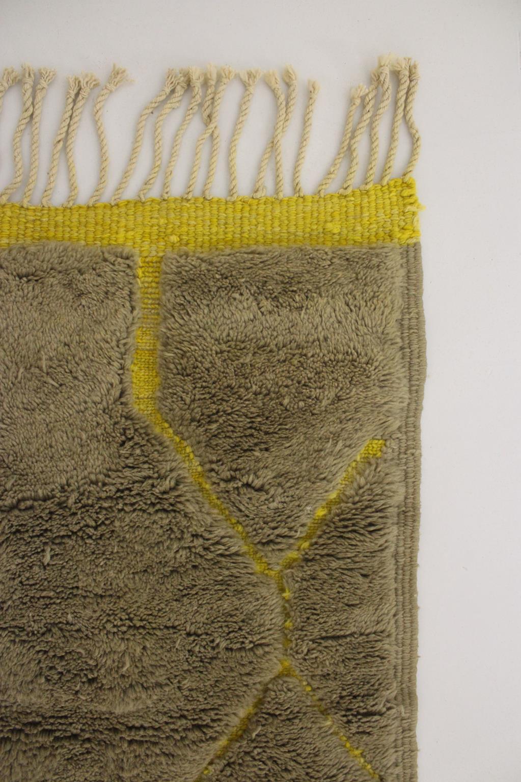 Modern Moroccan wool Mrirt rug - Khaki green/yellow - 7.9x10feet / 240x306cm For Sale 5