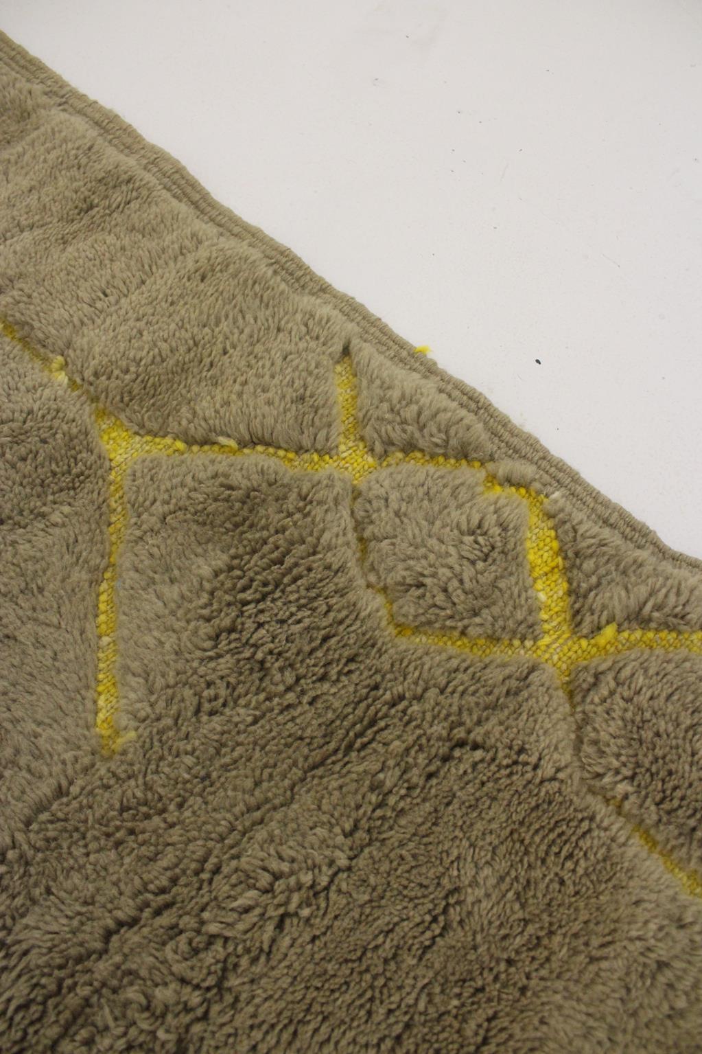 Modern Moroccan wool Mrirt rug - Khaki green/yellow - 7.9x10feet / 240x306cm For Sale 6