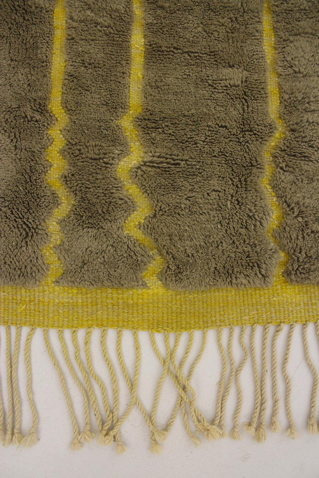 Modern Moroccan wool Mrirt rug - Khaki green/yellow - 7.9x10feet / 240x306cm For Sale 7