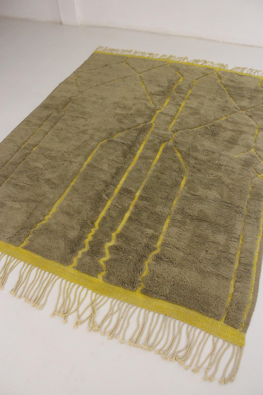 Modern Moroccan wool Mrirt rug - Khaki green/yellow - 7.9x10feet / 240x306cm For Sale 8