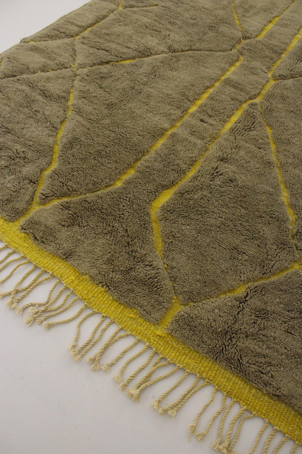 Modern Moroccan wool Mrirt rug - Khaki green/yellow - 7.9x10feet / 240x306cm For Sale 1