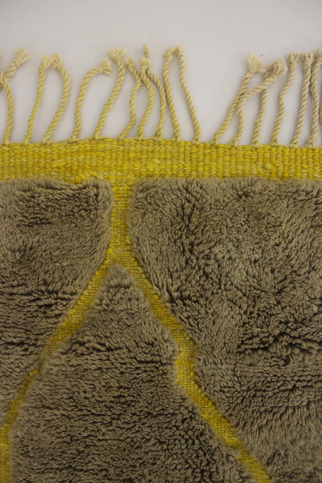 Modern Moroccan wool Mrirt rug - Khaki green/yellow - 7.9x10feet / 240x306cm For Sale 4