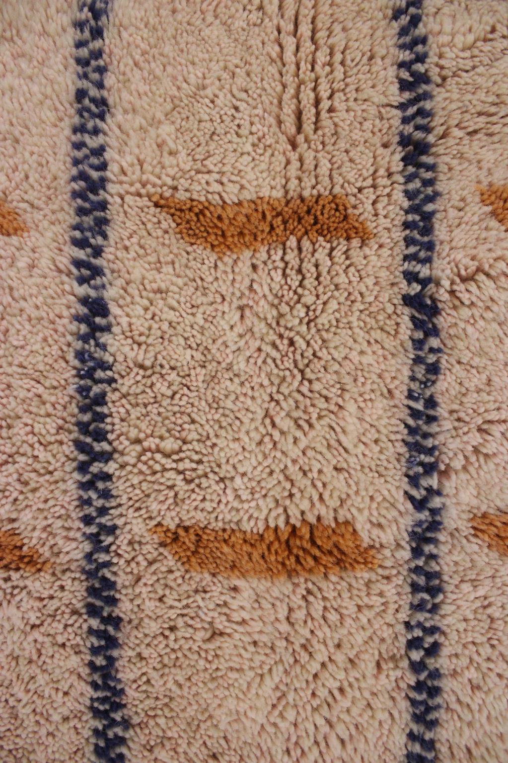 Modern Moroccan wool Mrirt rug - Powder pink/orange - 5x8.3feet / 155x255cm For Sale 6