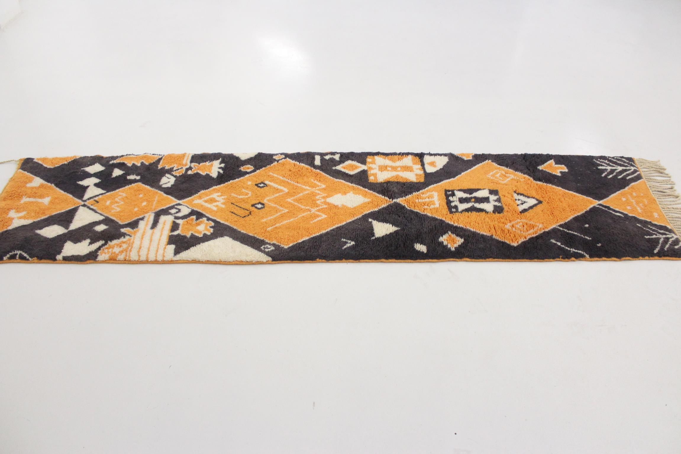 Modern Moroccan wool Mrirt runner rug - Black/orange - 2.4x9.9feet / 74x303cm In Excellent Condition For Sale In Marrakech, MA